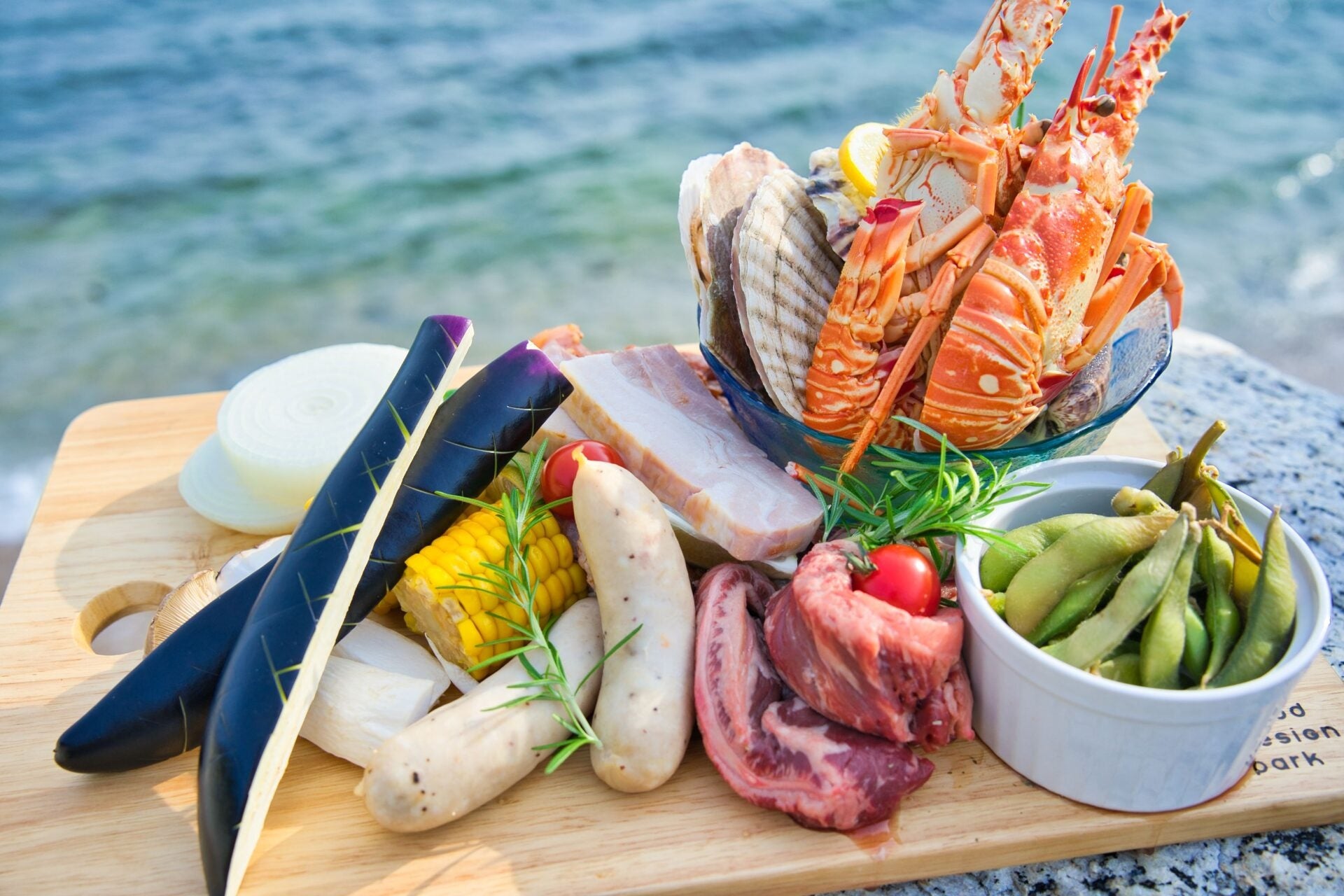 知多牛のロースステーキ、ロブスター、篠島産朋輩牡蠣、バニラジェラートが加わった『スペシャルBBQメニュー』