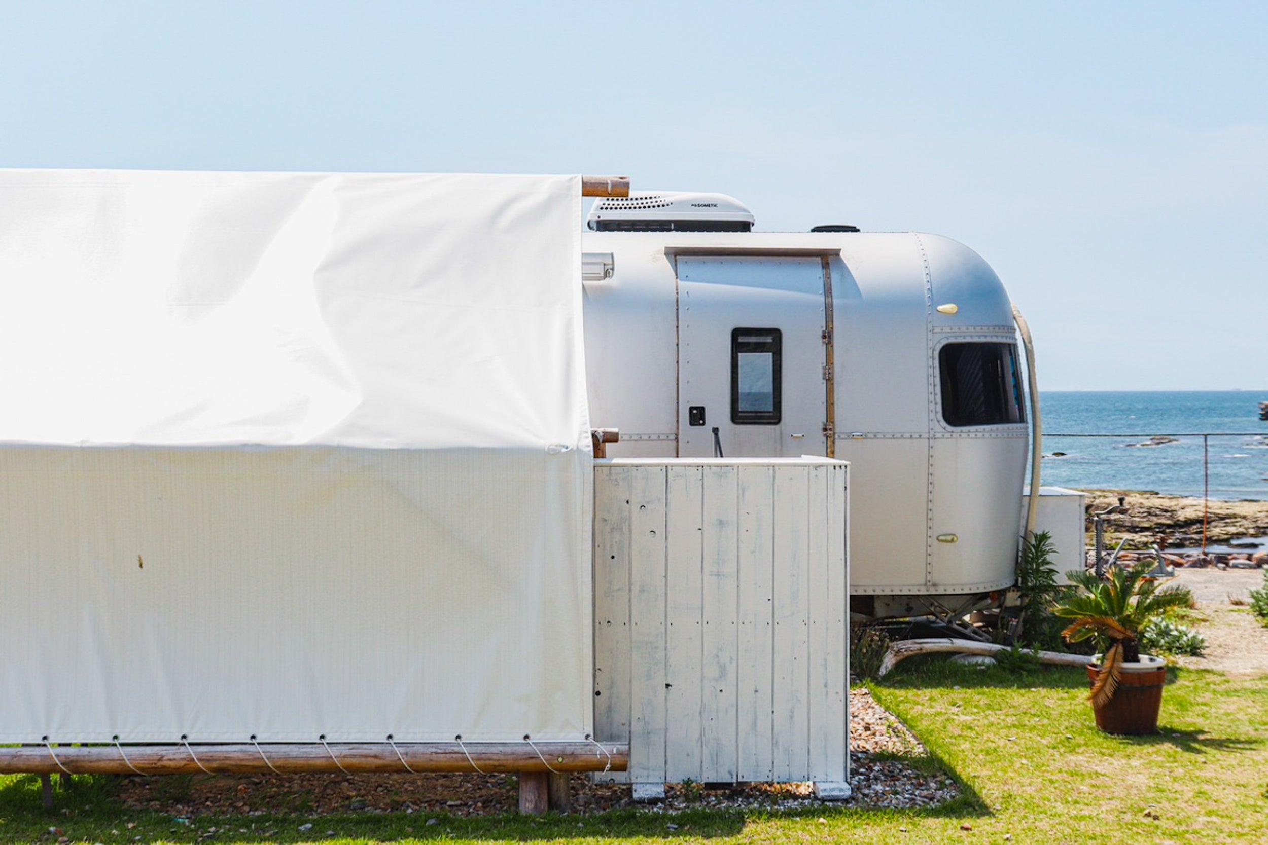 トレーラーハウスで寛ぎながらテントでBBQが楽しめる『トレーラーハウスBBQエリア』