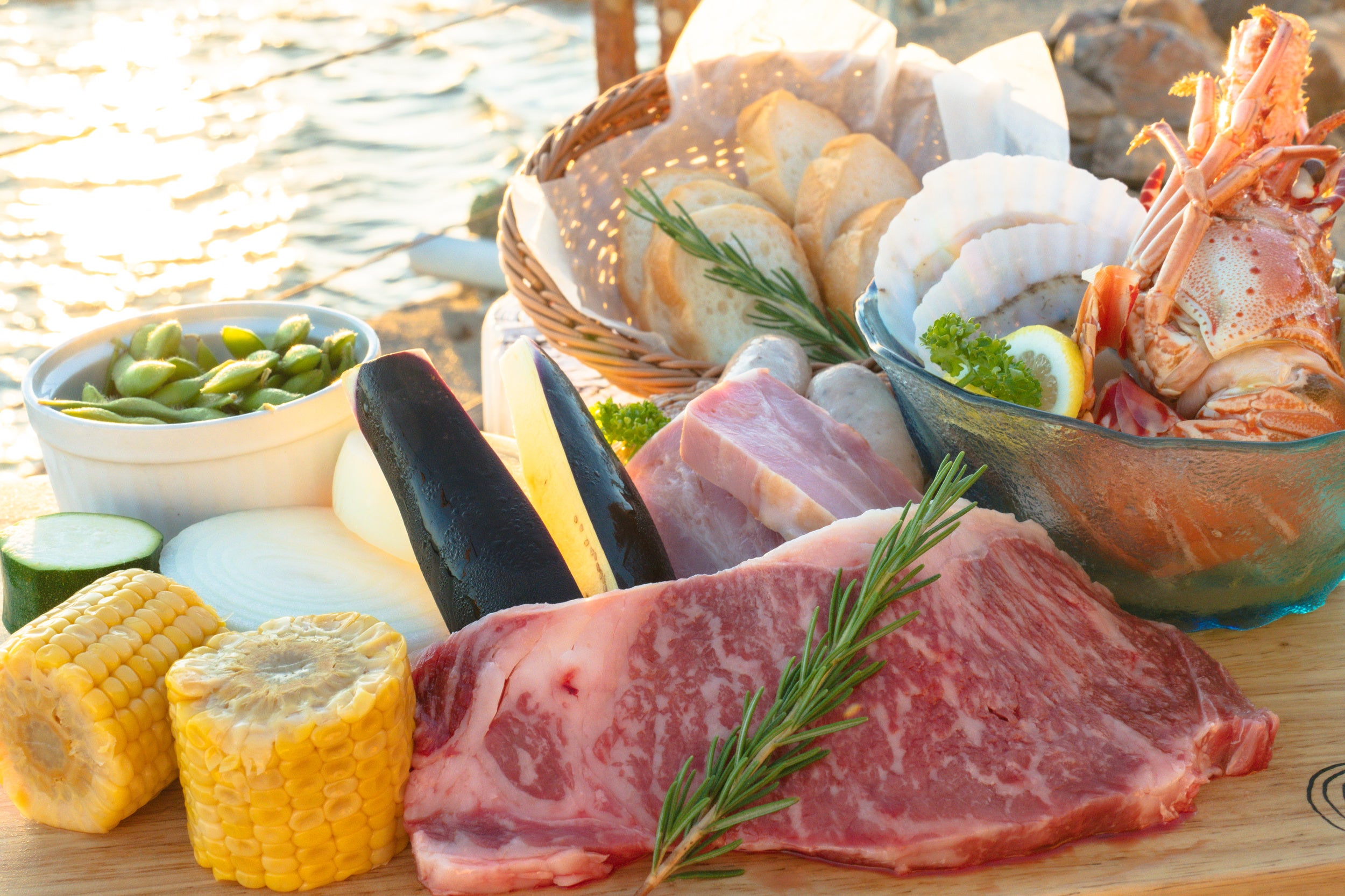 知多牛のロースステーキ、ロブスター、篠島産朋輩牡蠣、バニラジェラートが加わった『スペシャルBBQメニュー』