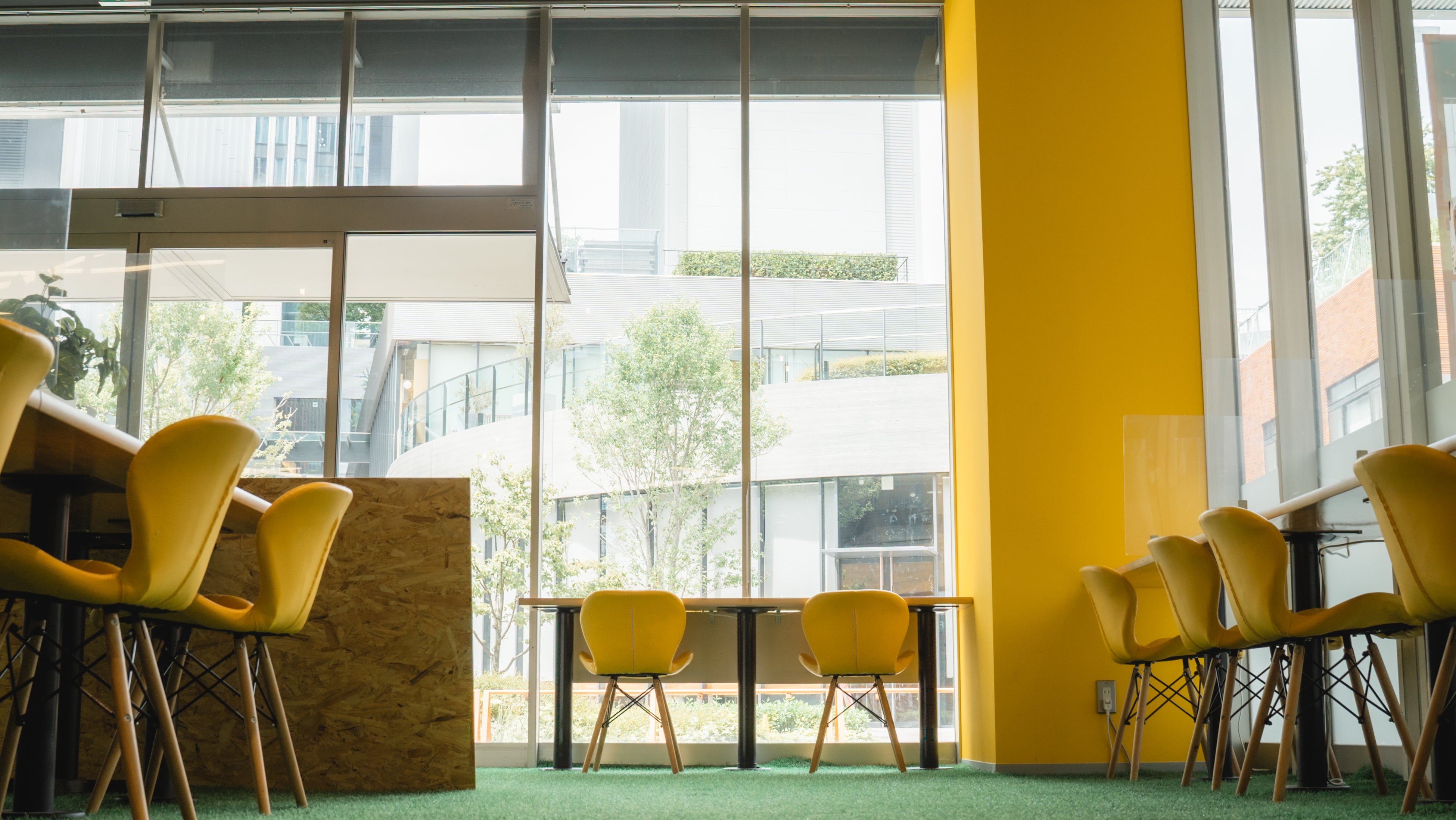 高速Wi-Fi・電源　クッション性が高い椅子等設備にこだわっています