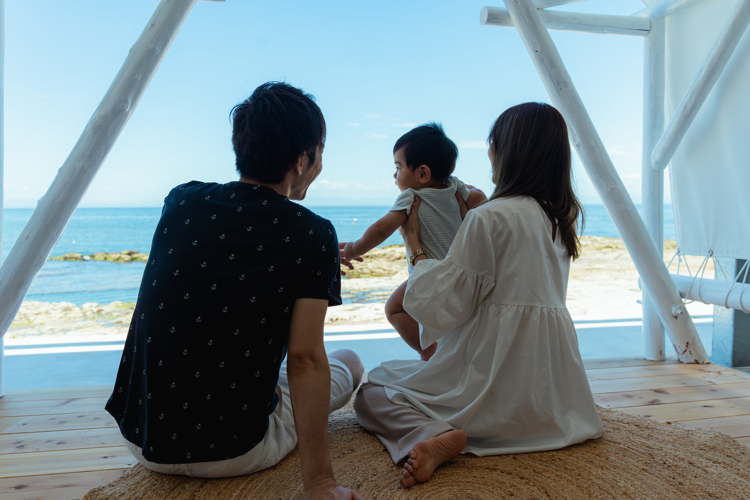 トリプルルームテラスには、海に映える白色が特徴のオリジナルテントを設置。海を眺めながら寛ぐことが可能です。