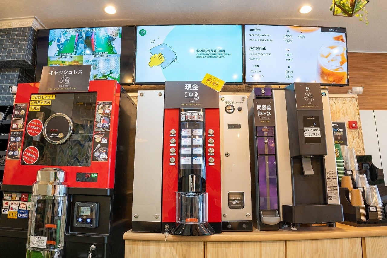 コーヒーマシンでドリンクを購入 その後は自由にお使いください。