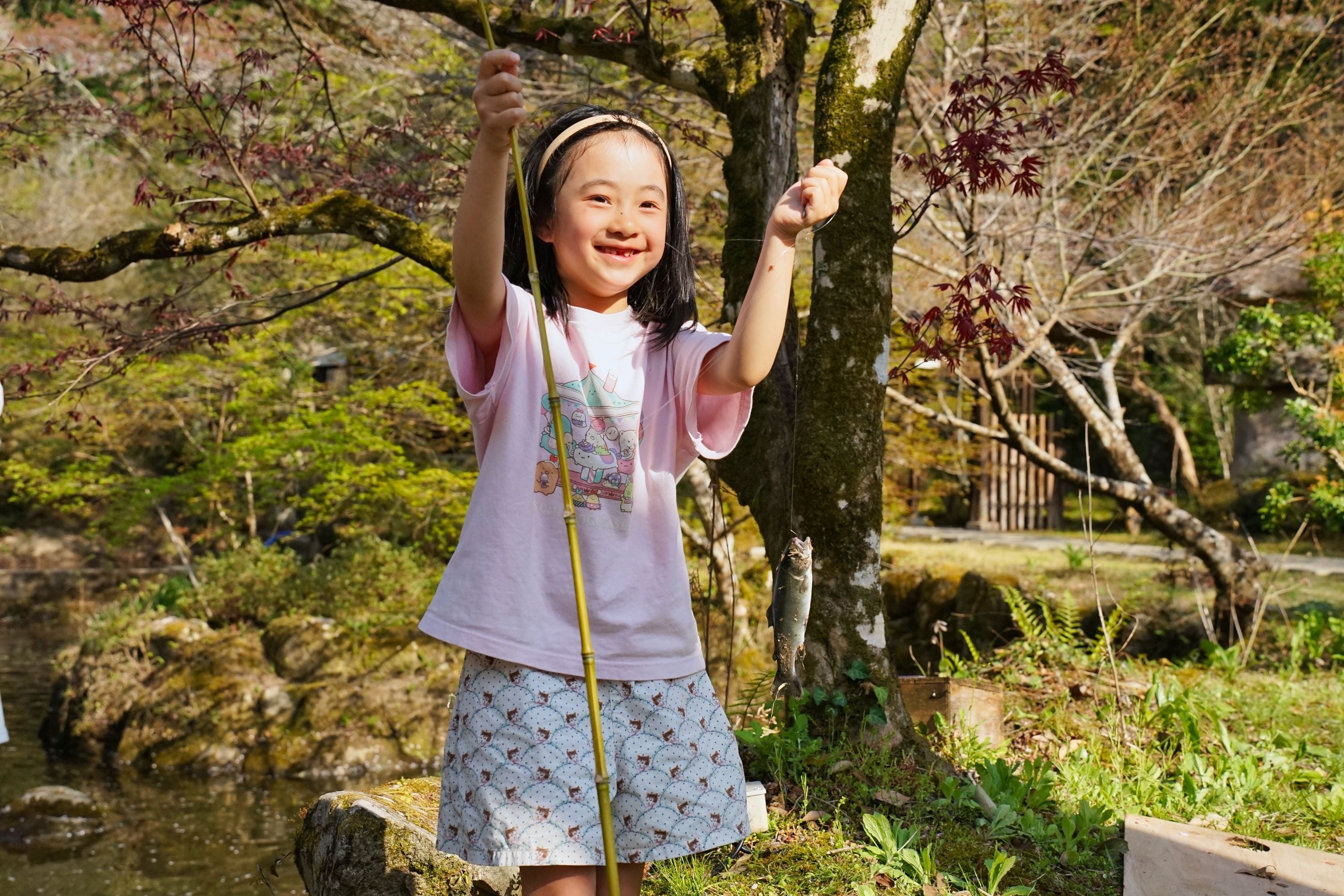 子供も大人も楽しめるマス釣り体験は大人気のアクティビティです。