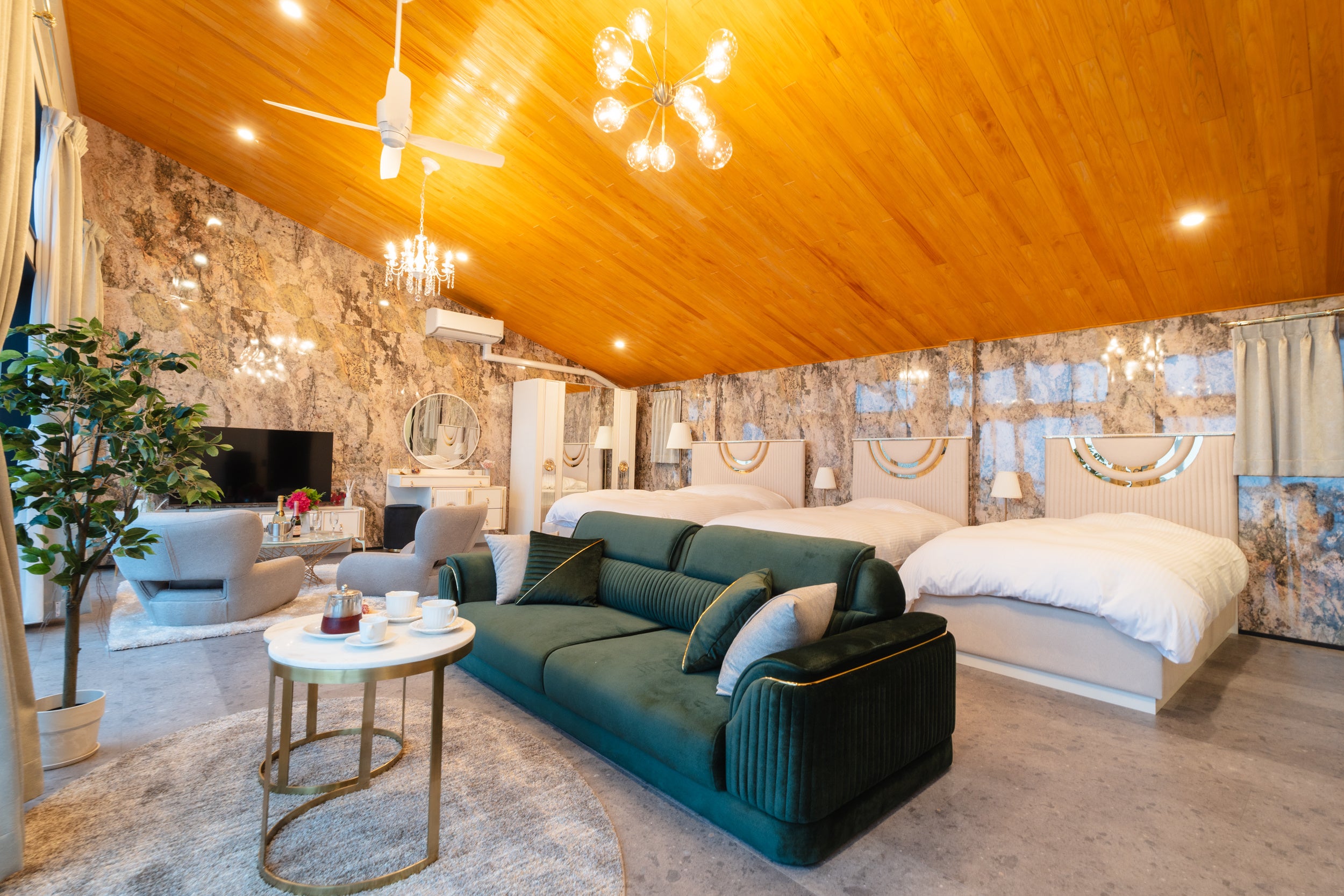 トルコ家具をメインに使用した豪華内装の客室