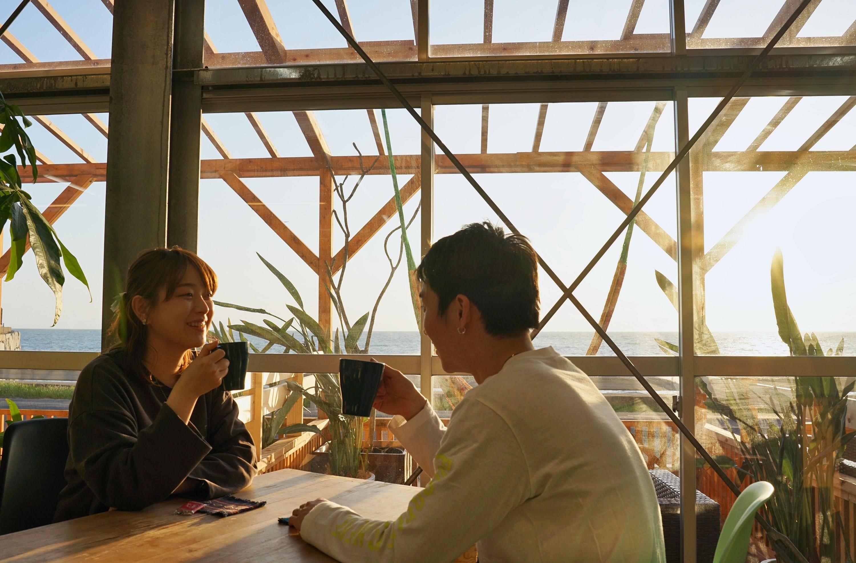 建物は全面ガラス張りのオーシャンビュー。サンセットタイムには夕日が海に沈みます。