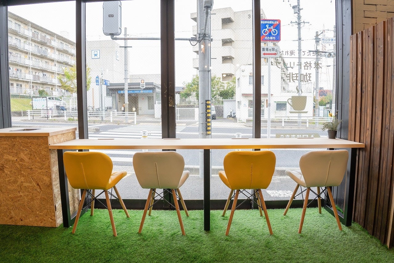 外の光が差し込む窓際席