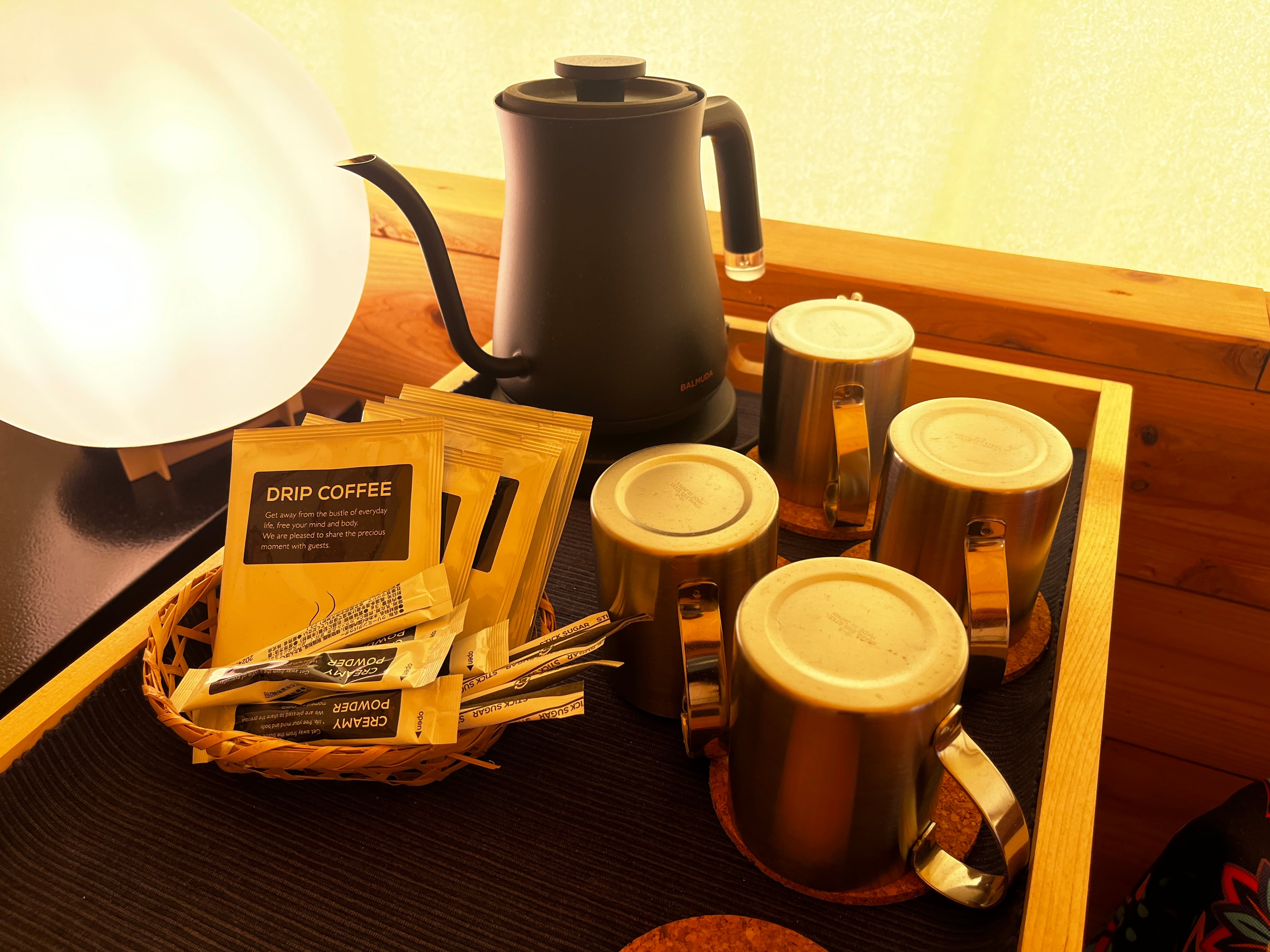 テント内設置のコーヒーで至福の一時も