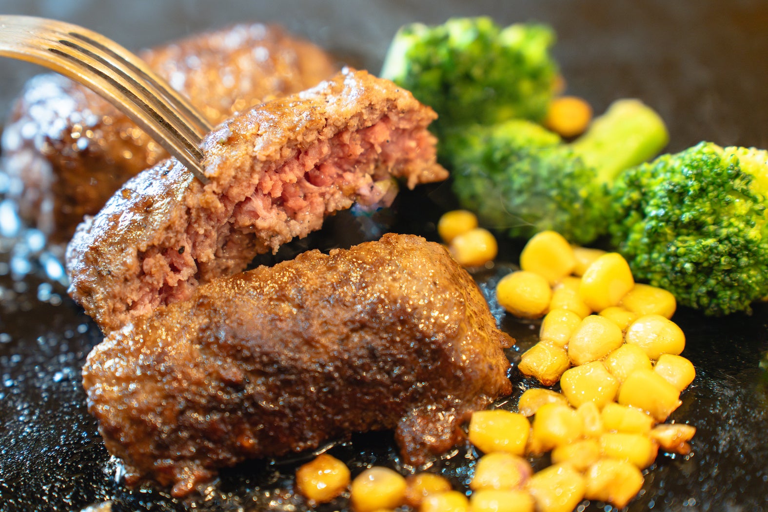 肉の粒感満載のハンバーグはハンバーグ好きも唸る！