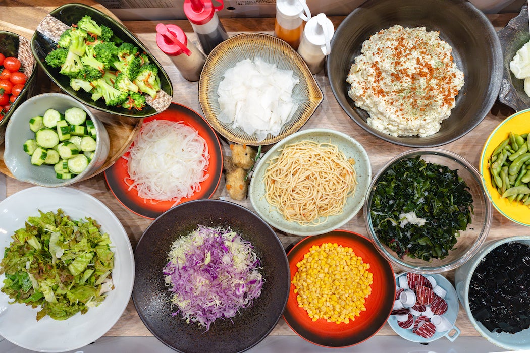 日替わりサラダバーは13種類以上、心もお腹も満足です。