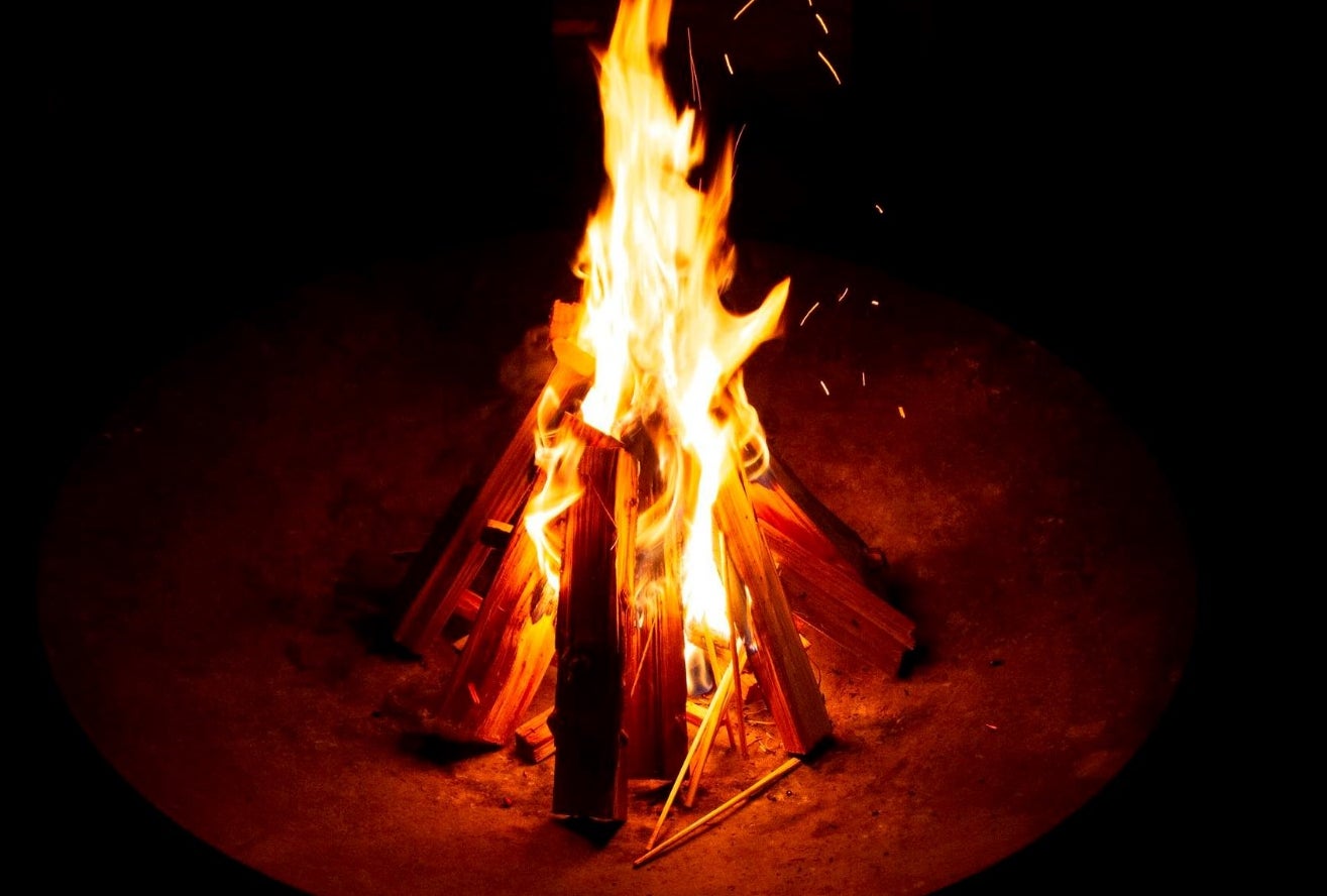 焚火を囲みながら仲間とのかけがえのない時間を。