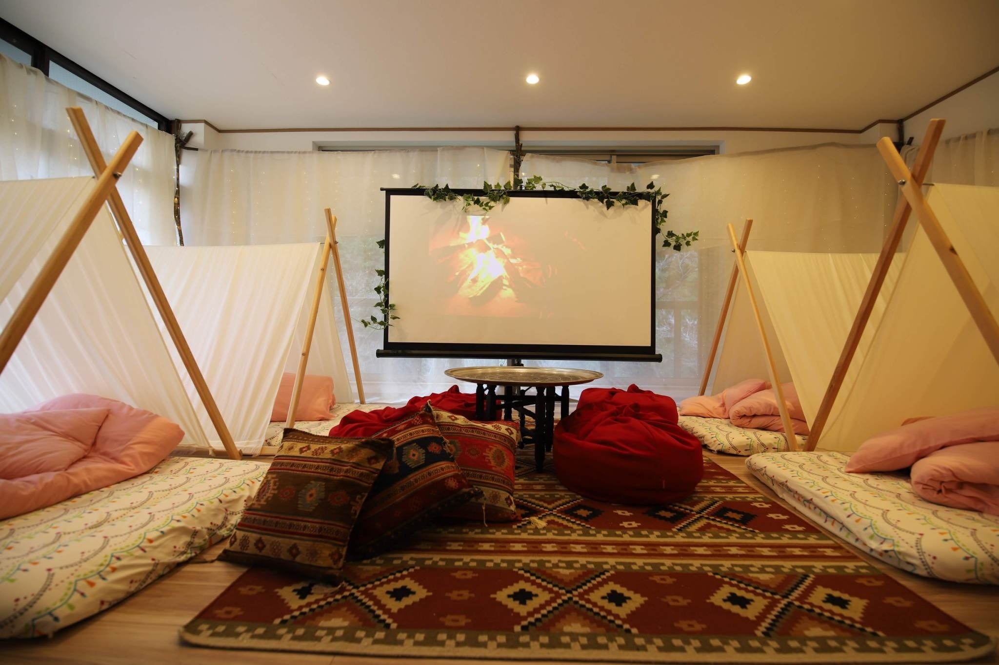 お部屋の中でキャンプ気分を味わえるＨEYAmpingは女子会に大人気♪