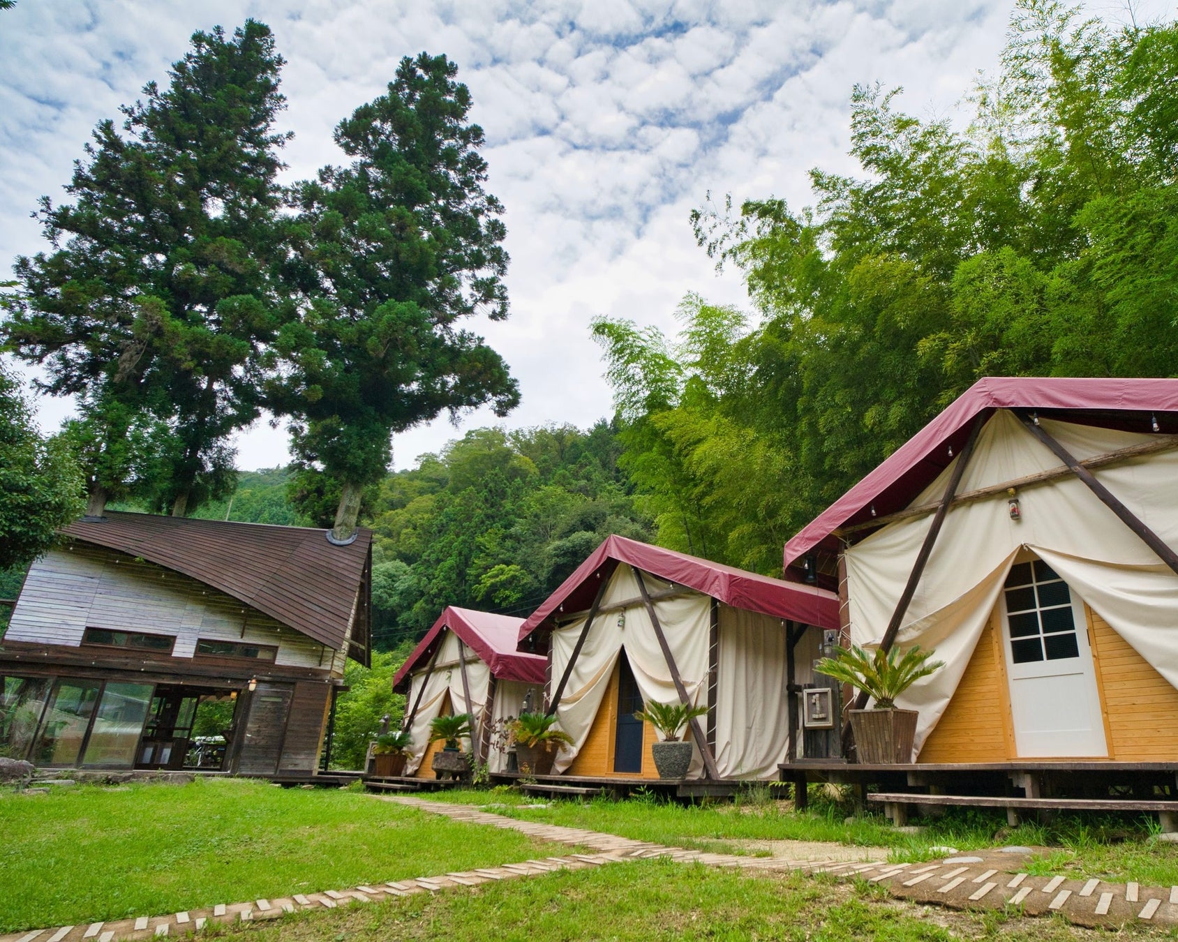 バス・トイレ・エアコン完備の大型テントでグランピング