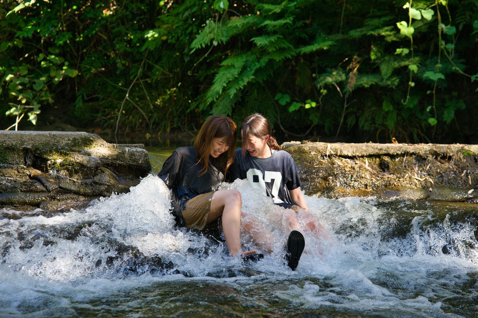 天然の川の水風呂へダイブ!