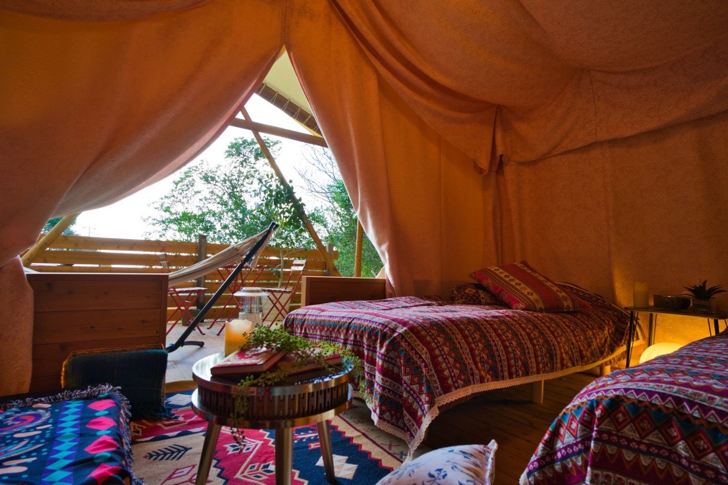 テント内はエスニックの雰囲気満載