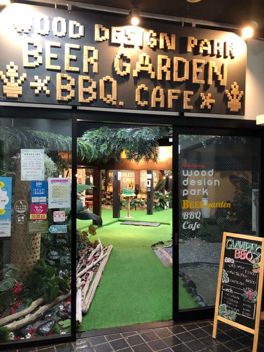 エレベーターを降りてすぐのエントランス、緑溢れる空間がすぐ目に入りますね！