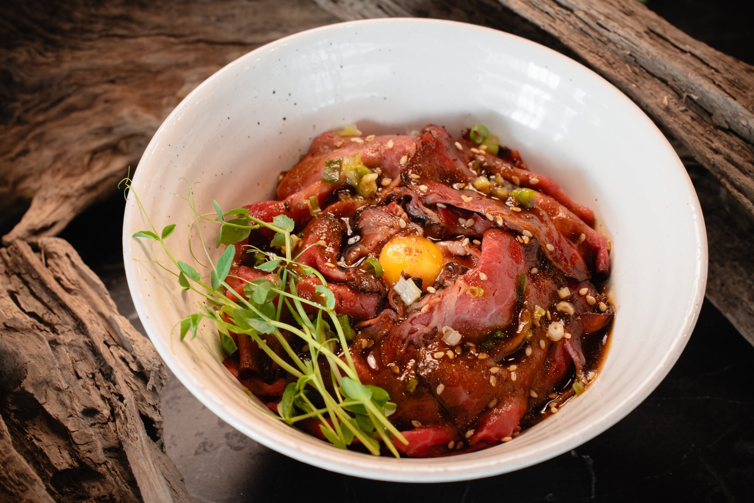 贅沢なローストビーフを盛り付けた『ローストビーフ丼』