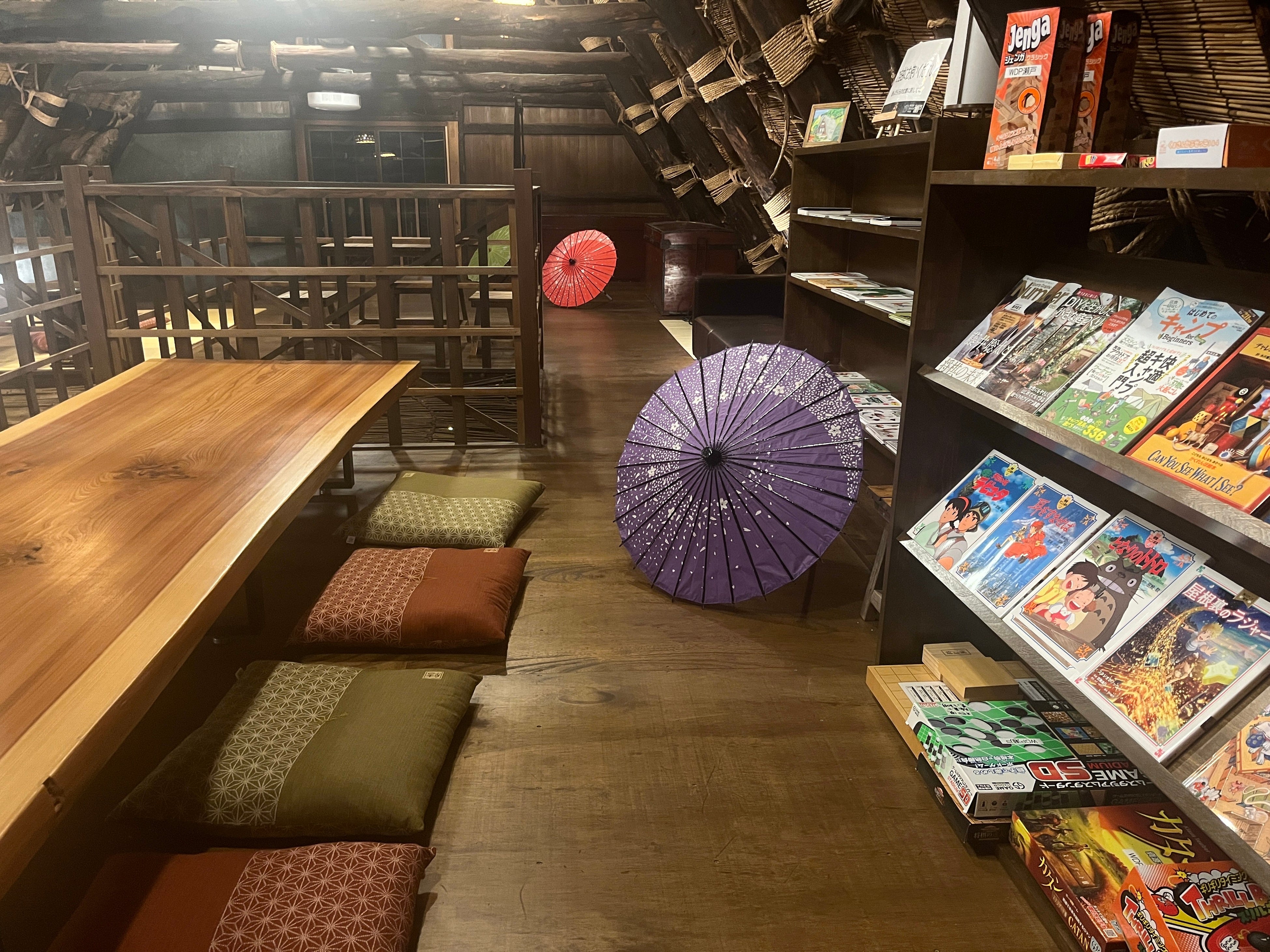 施設内の合掌造りの２階のラウンジ