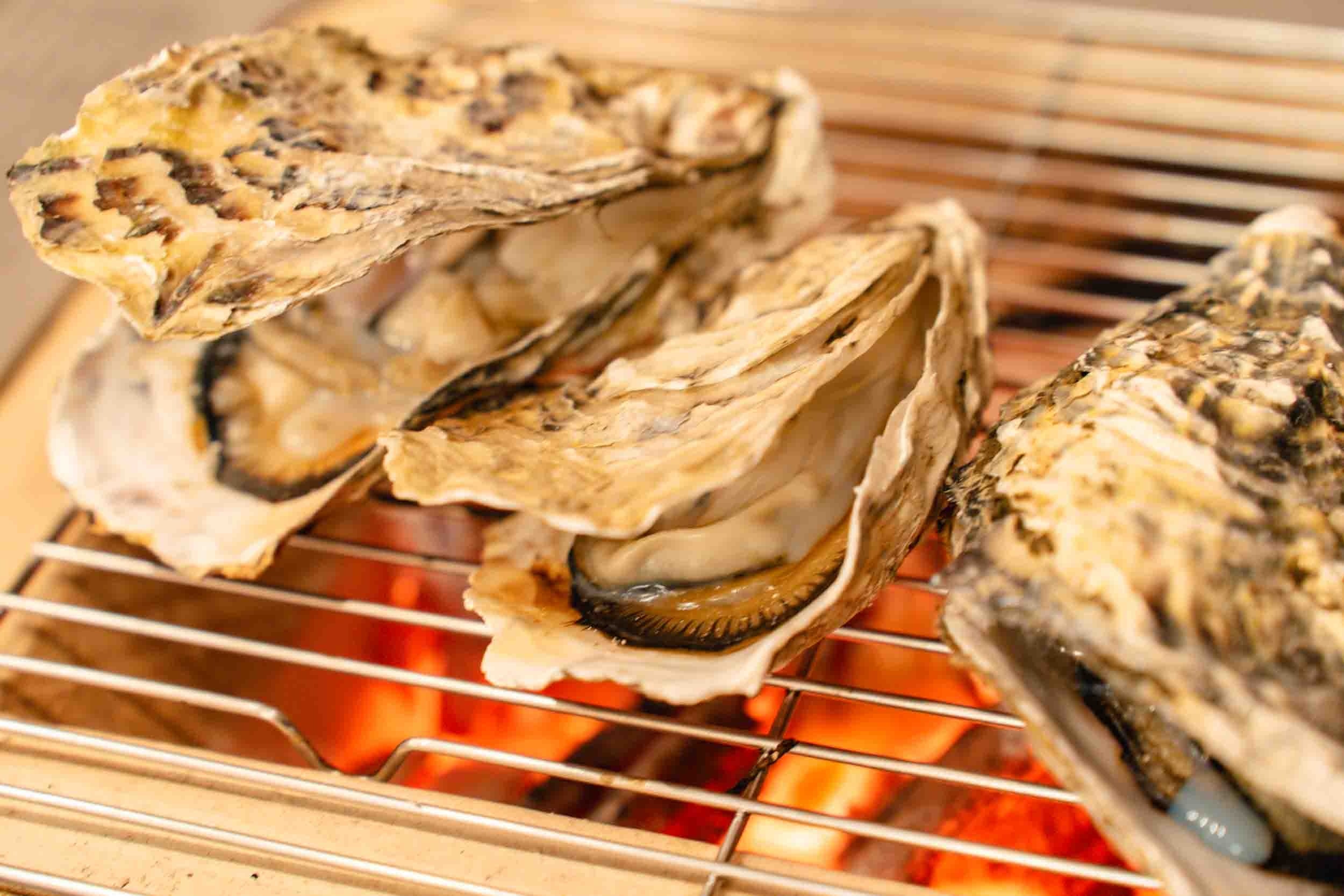 七輪での炭火焼き牡蠣