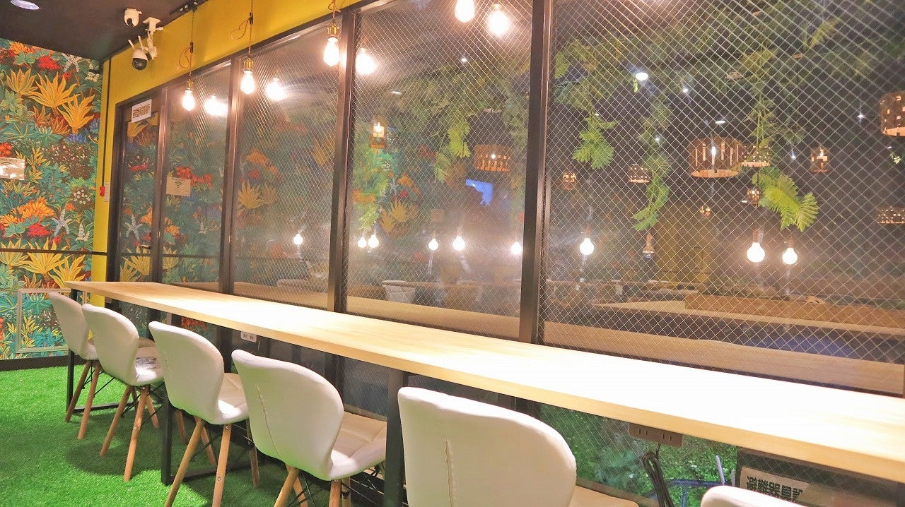 カウンター席は全席電源完備