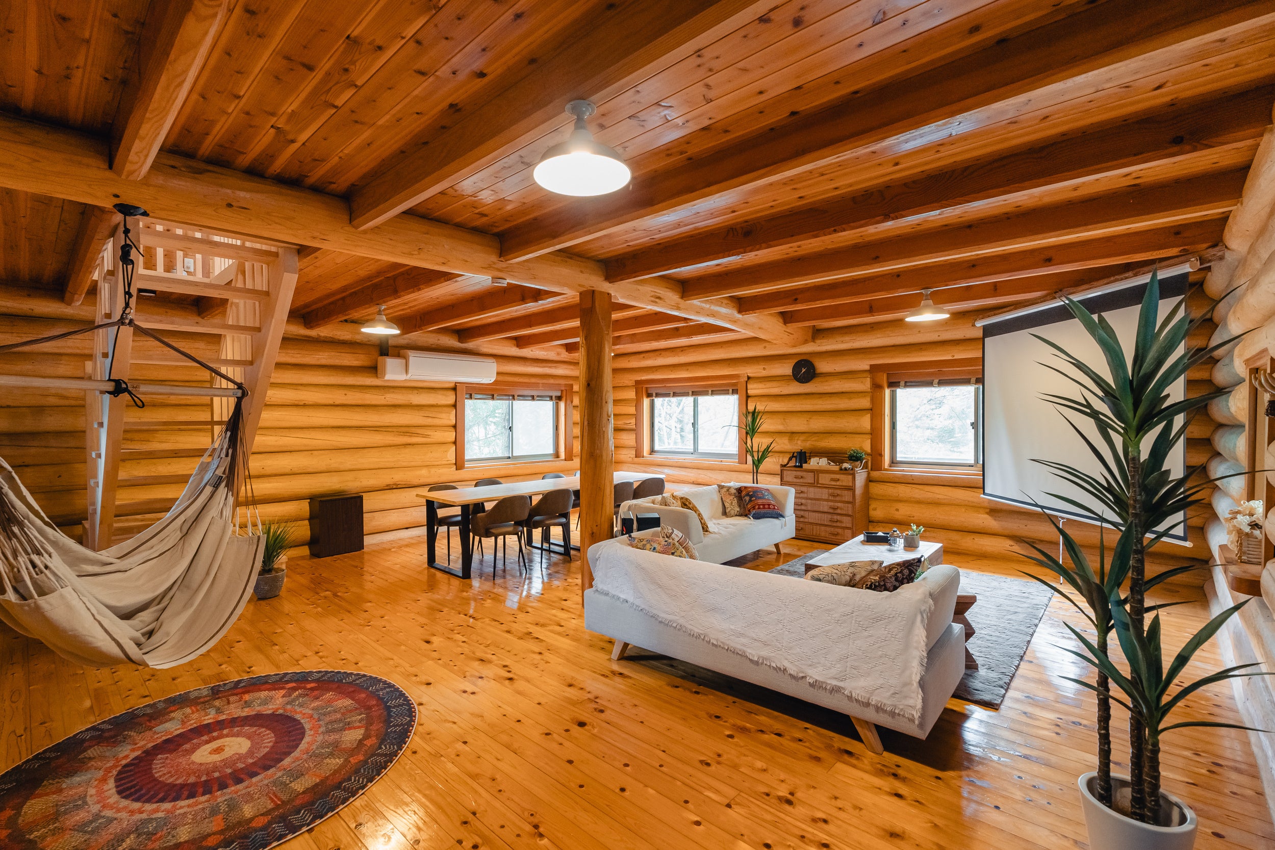 プロジェクター・ハンモック設備の1階リビング