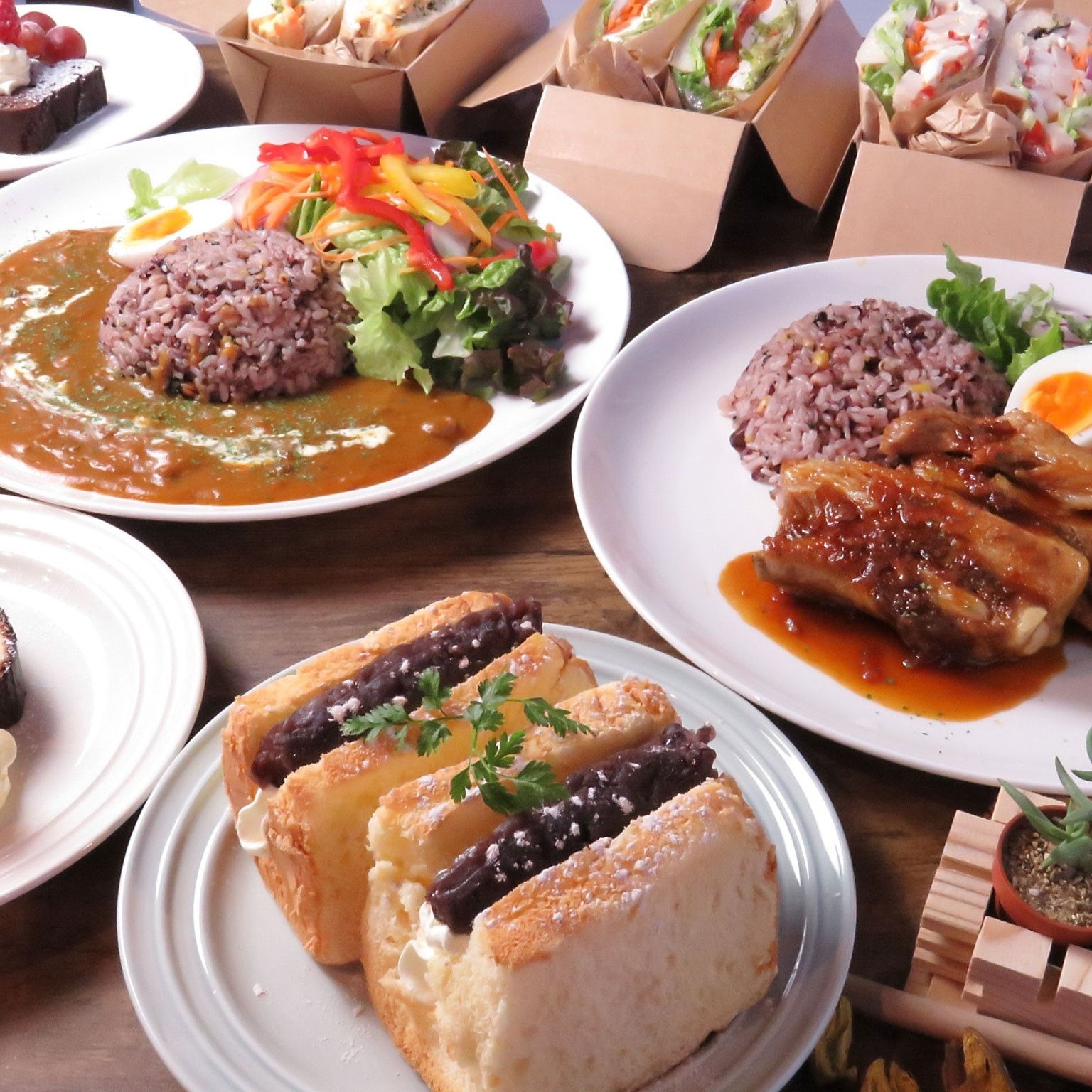 アウトドア施設らしいスペアリブのランチプレートやテイクアウト可能なスイーツもご用意