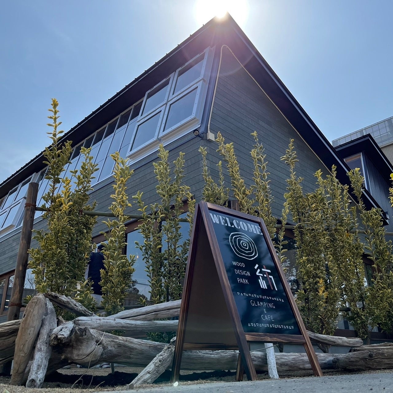 ノコギリ屋根工場をモチーフにした管理棟兼カフェ