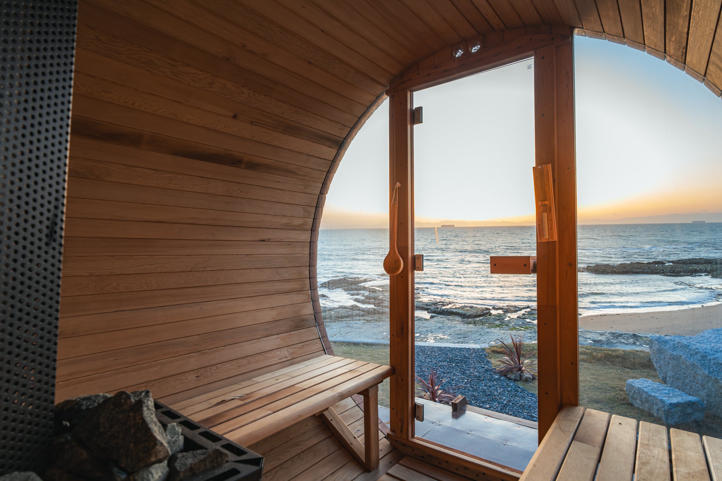 バレルサウナ内部から見渡すオーシャンビュー