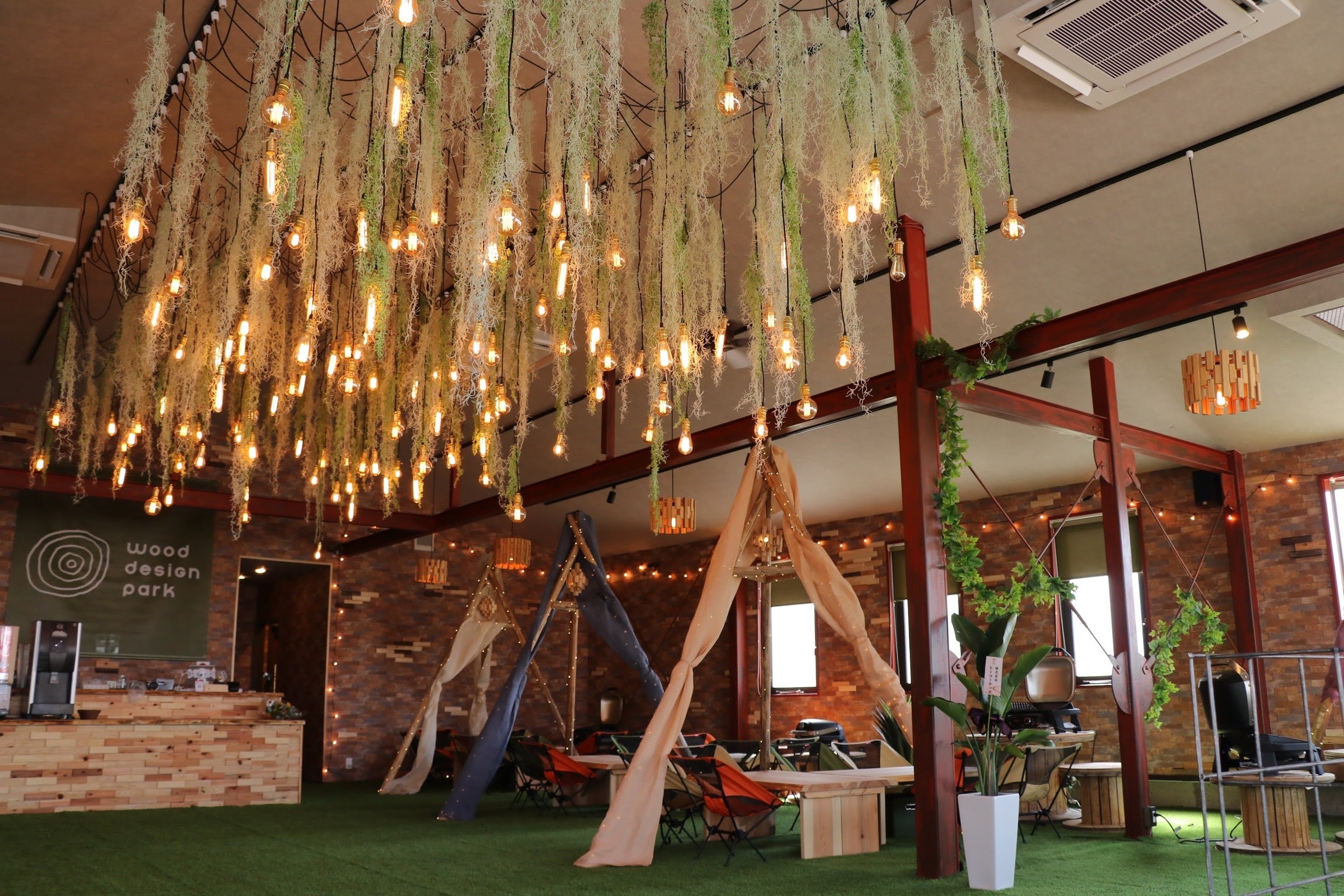 温もりを感じる木材や緑がたくさん使用された店内　ウッドデザインパーク野並