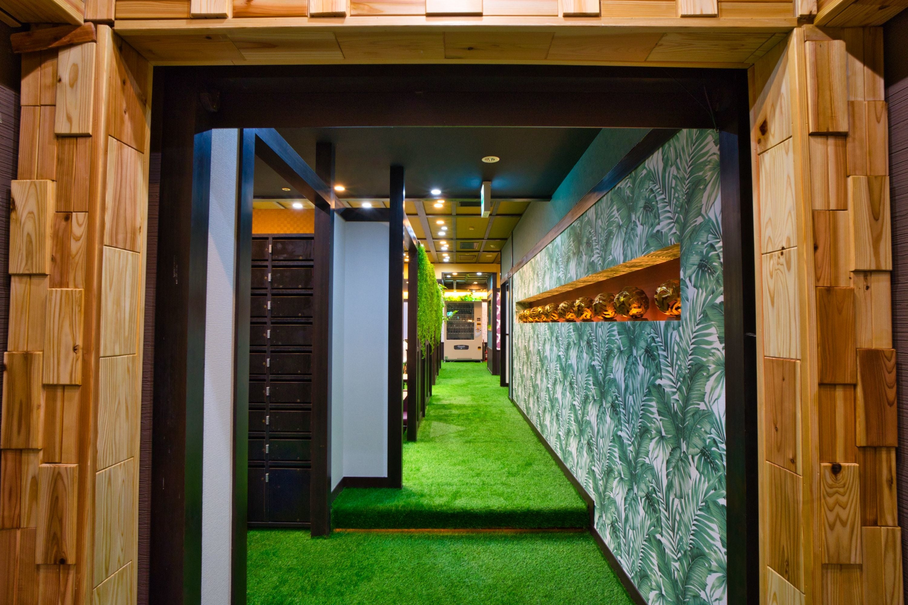 店内は一面人工芝　靴を脱いでリラックスして過ごすことができます