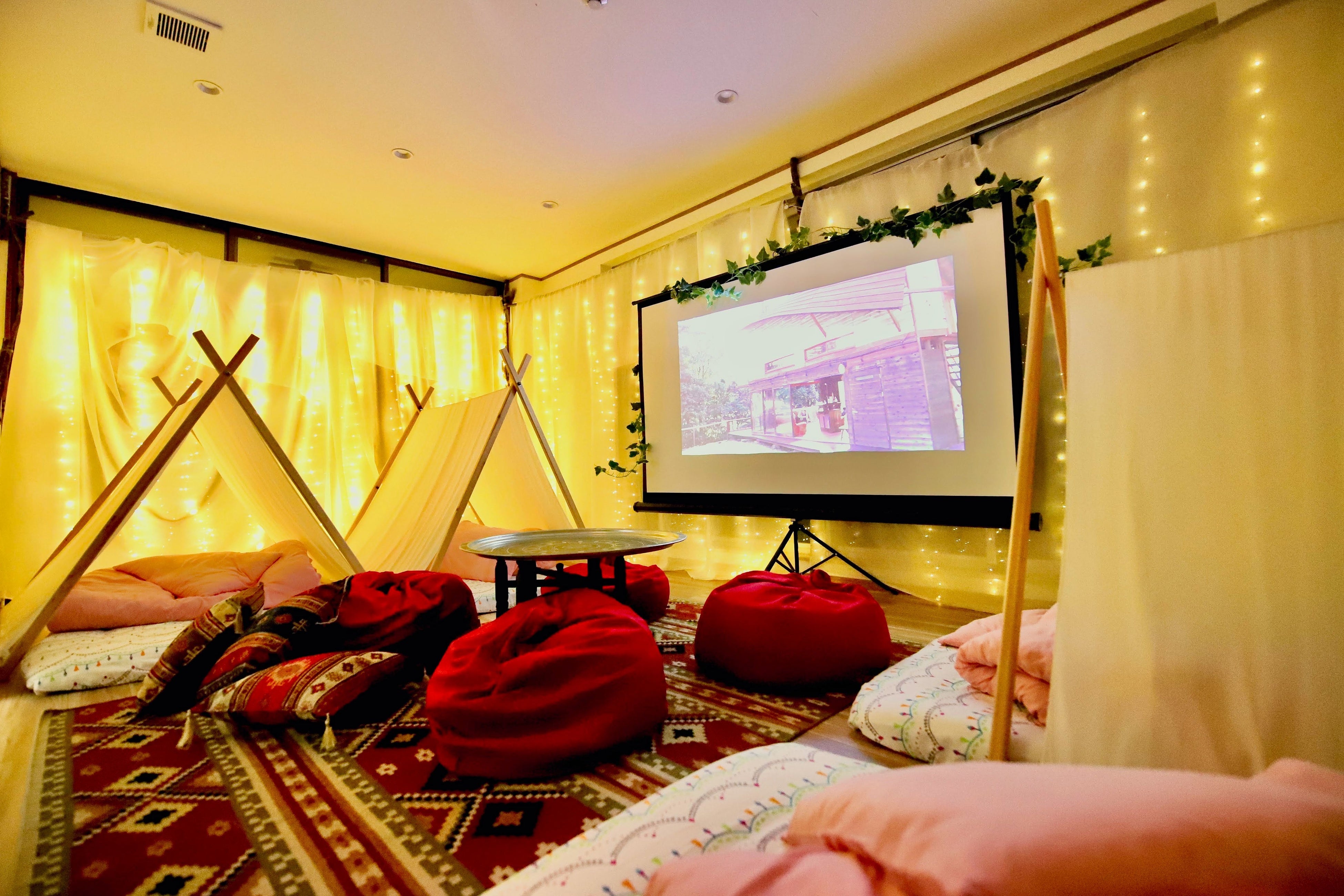 女子会に大人気！プロジェクター付き客室でおこもりSTAY