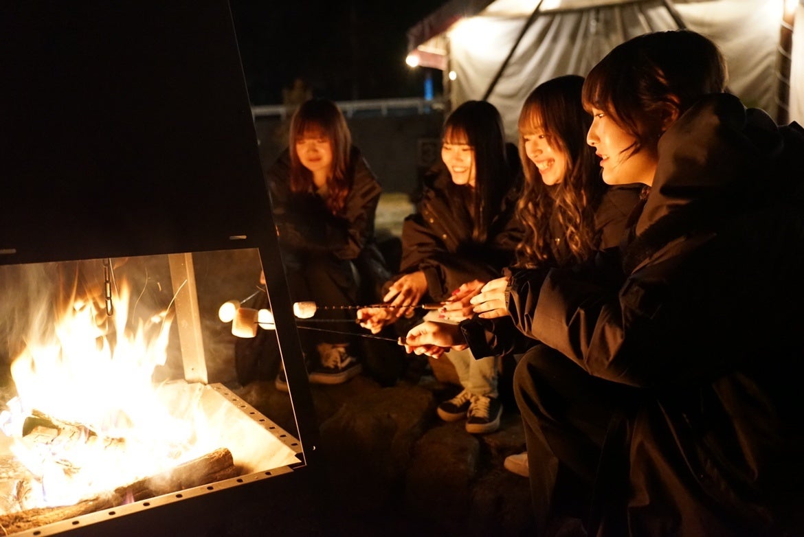 焚火を囲みながら焼きマシュマロを楽しもう♪