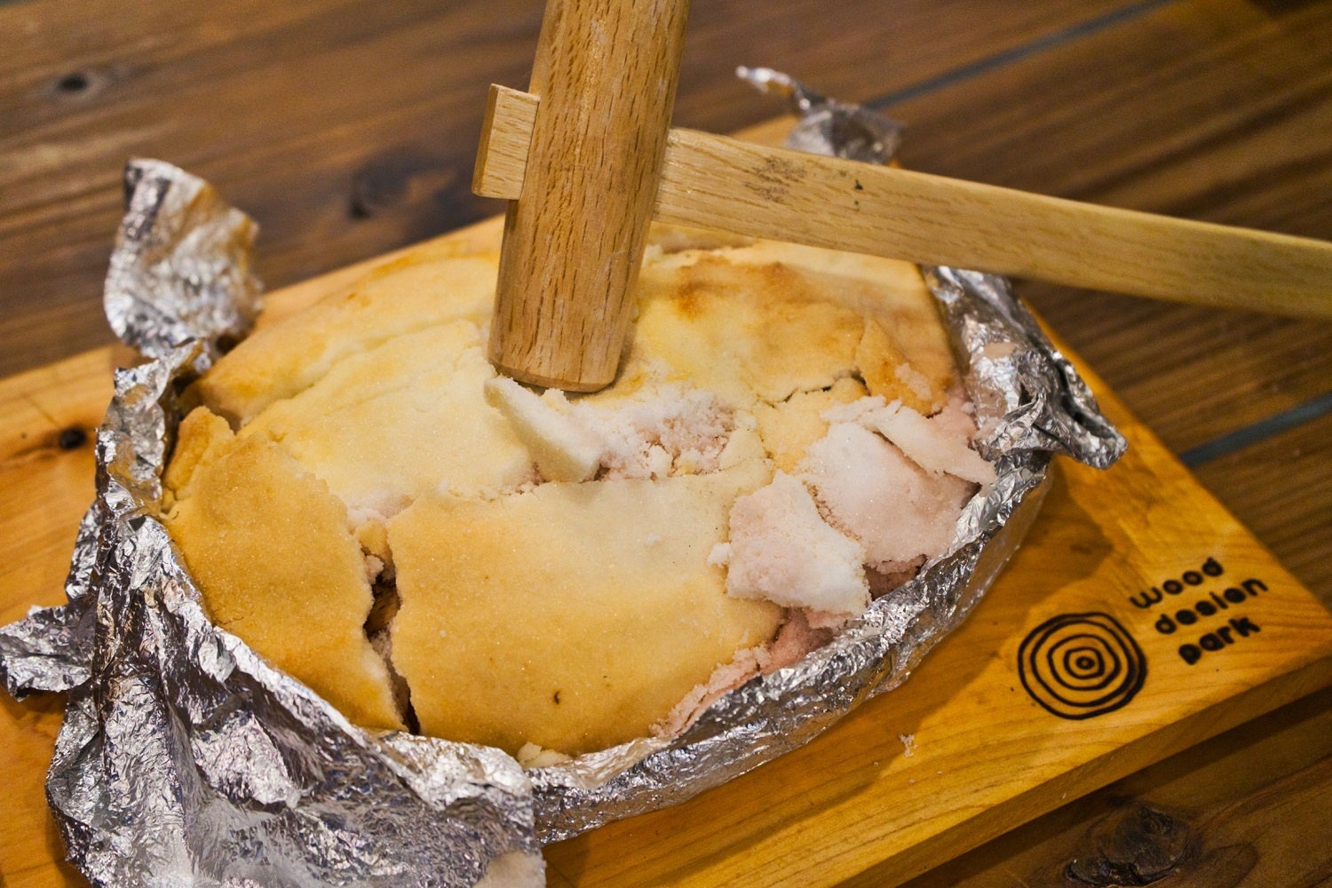 雪のかまくらのようなお肉の塩釜「スノードームクラッシュ」