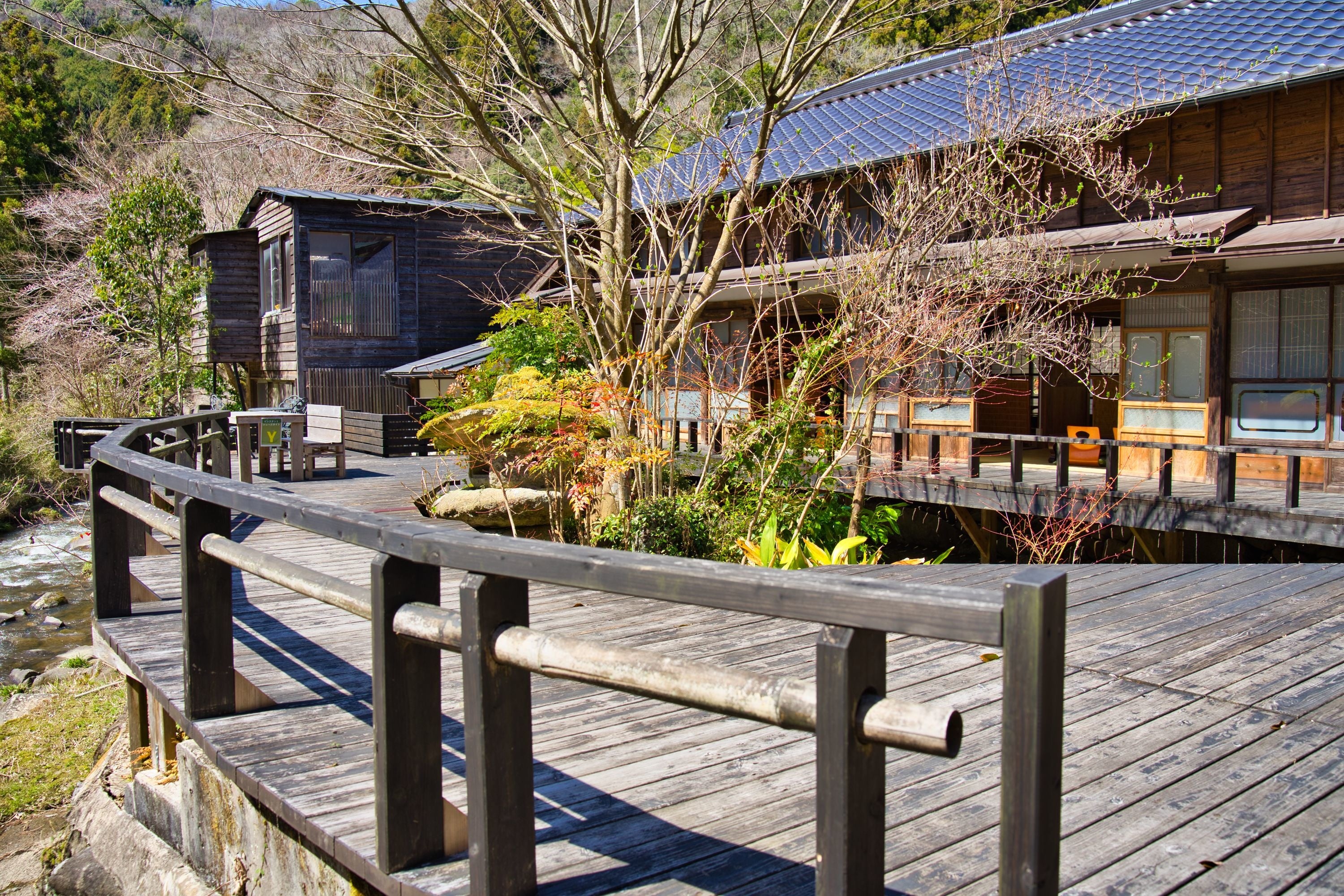 にゃあにゃあ庵の後ろ側。すぐそばに渓流乙川が流れています。