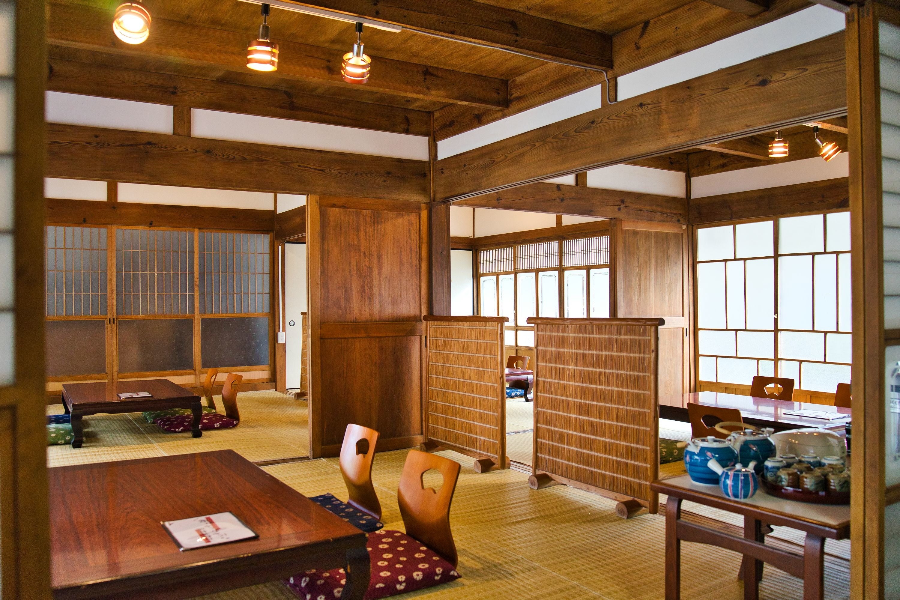 室内は座敷使用で、ゆったりとした雰囲気を感じられます。