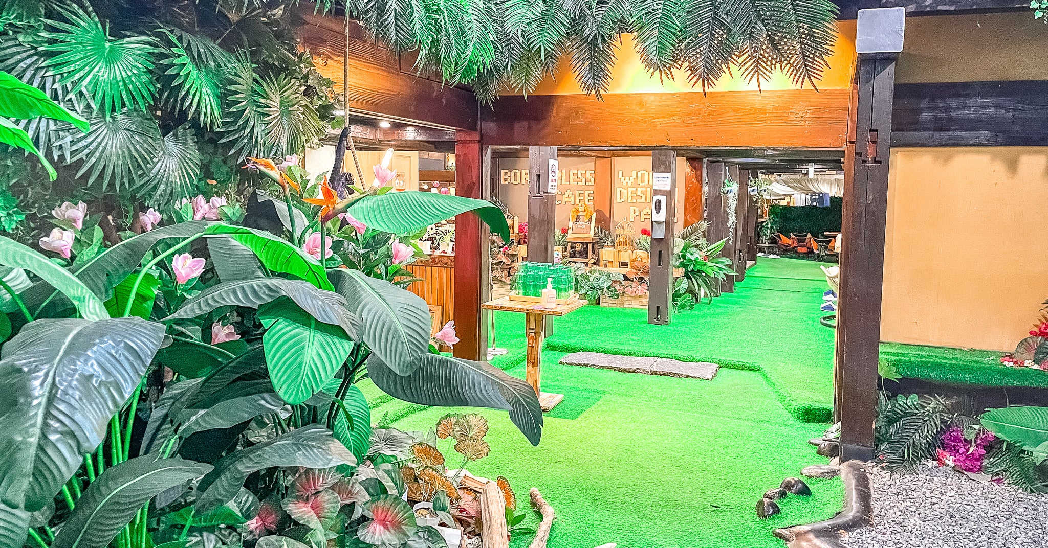 1歩踏み込めば異空間に迷い込んだかの様な雰囲気でお出迎え