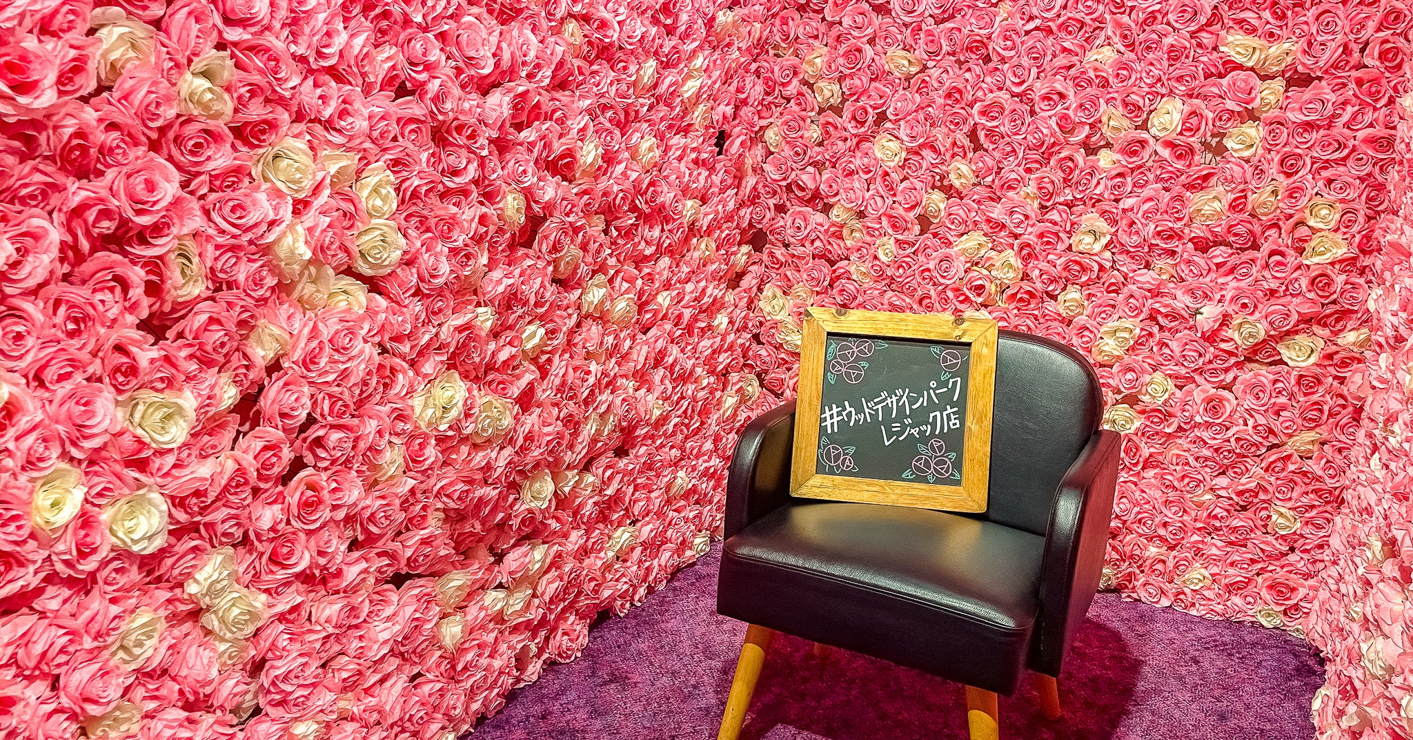 大人気のピンクのバラに囲まれたフォトスポット