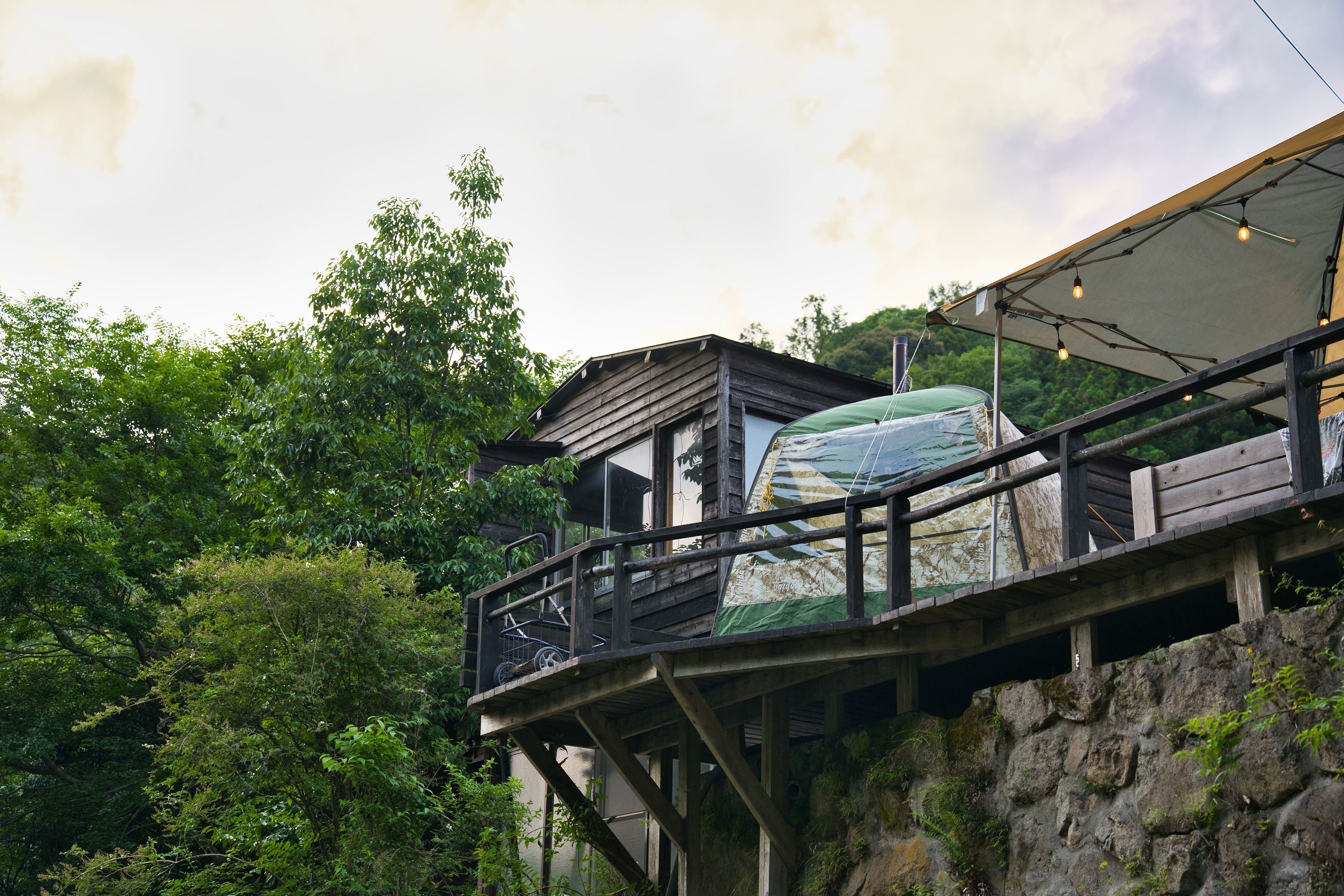 外の景色を眺めながら外気浴を楽しめます。
