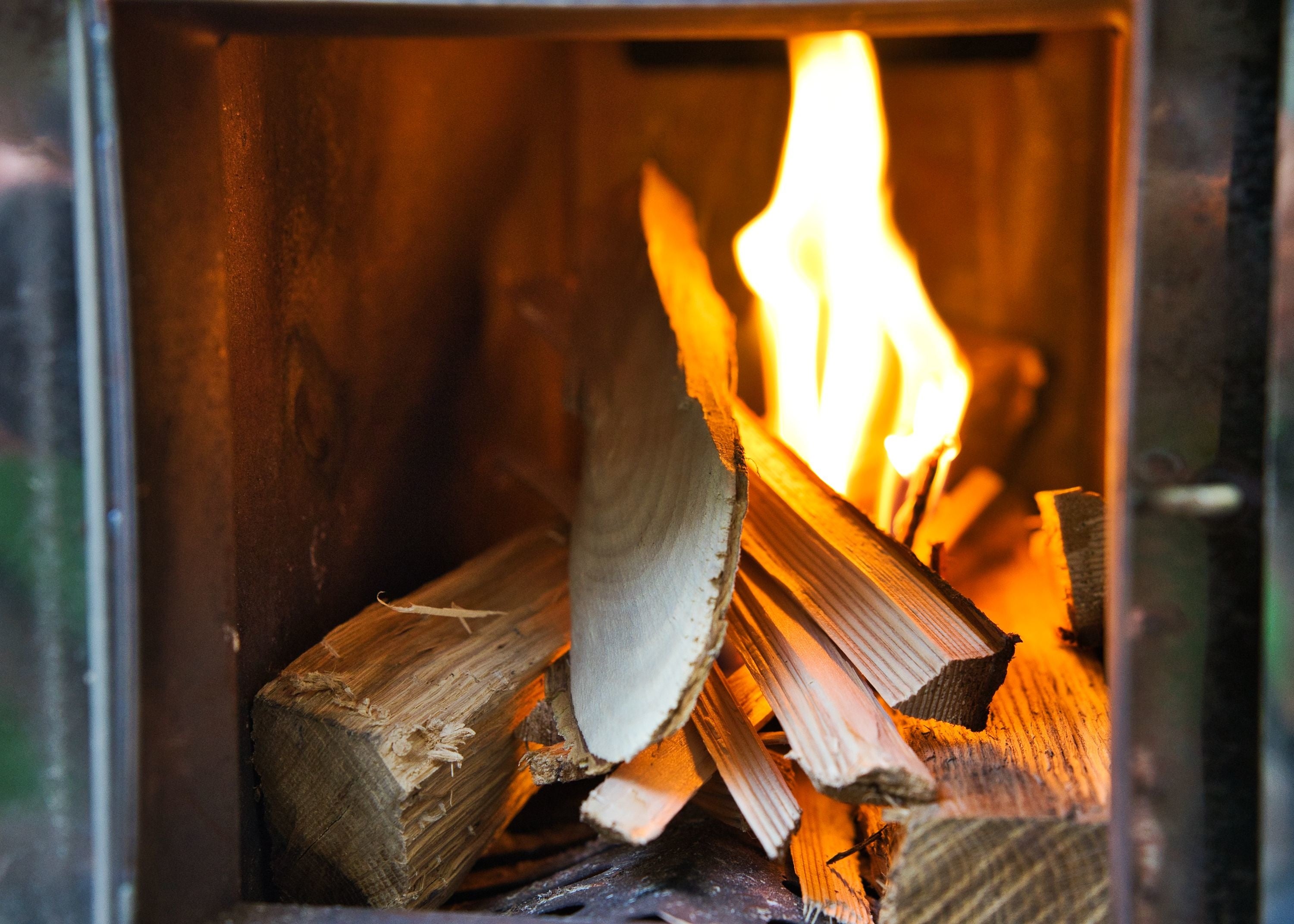 薪ストーブはスタッフが事前に着火。