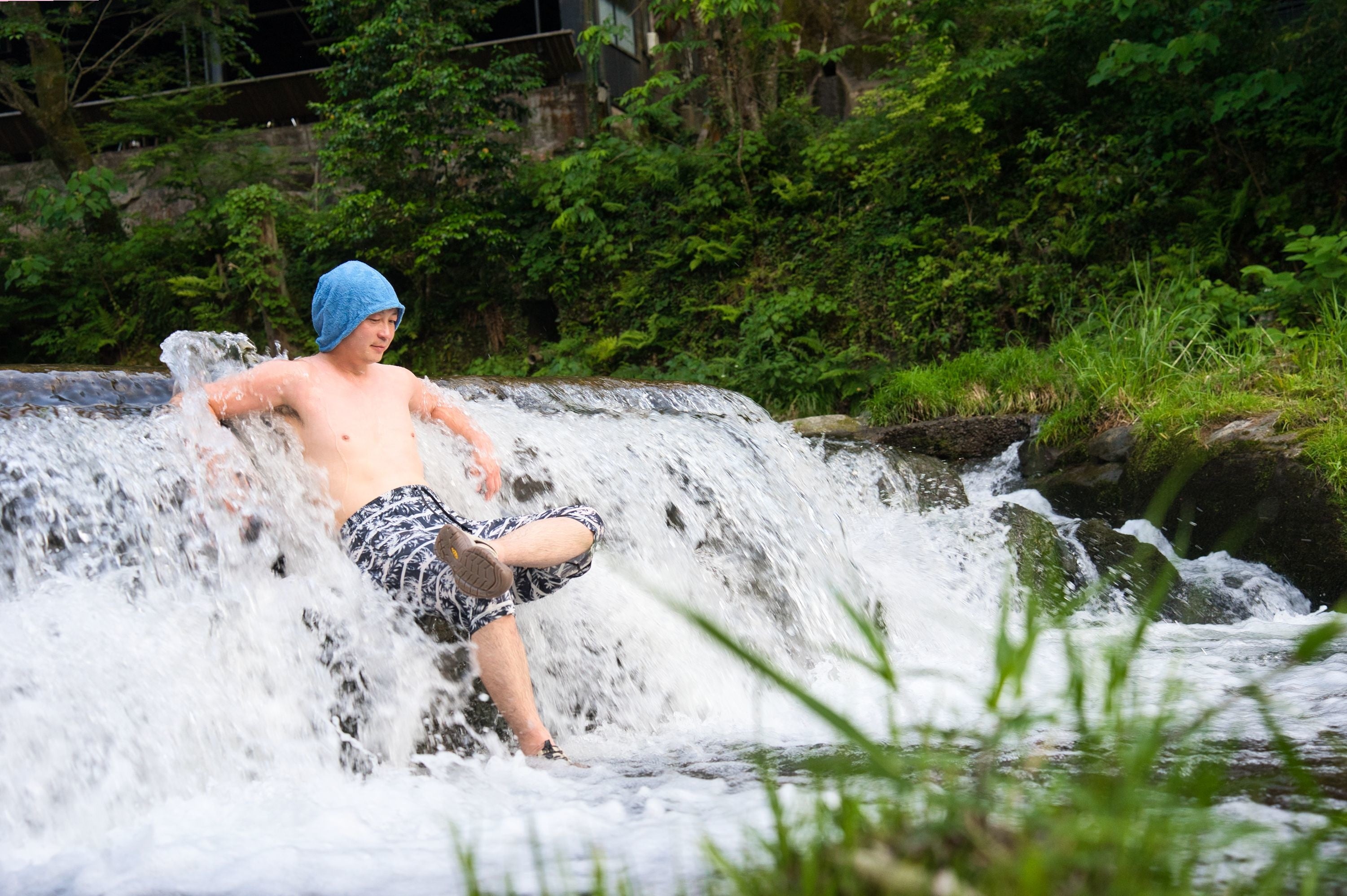川の中には自然のベンチがひそんでる？