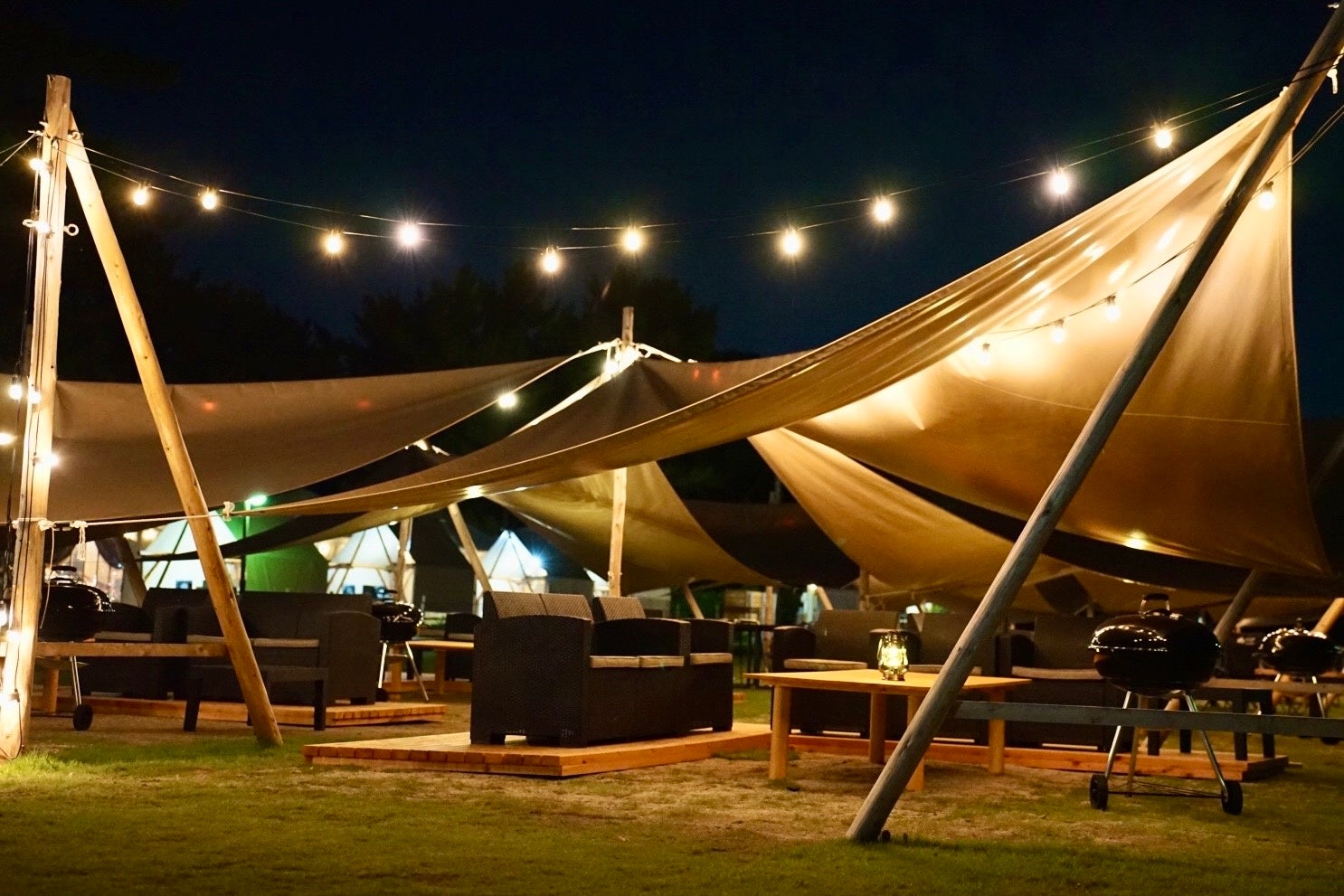 夜間はストリングライトと卓上のランタンでしっとりと。