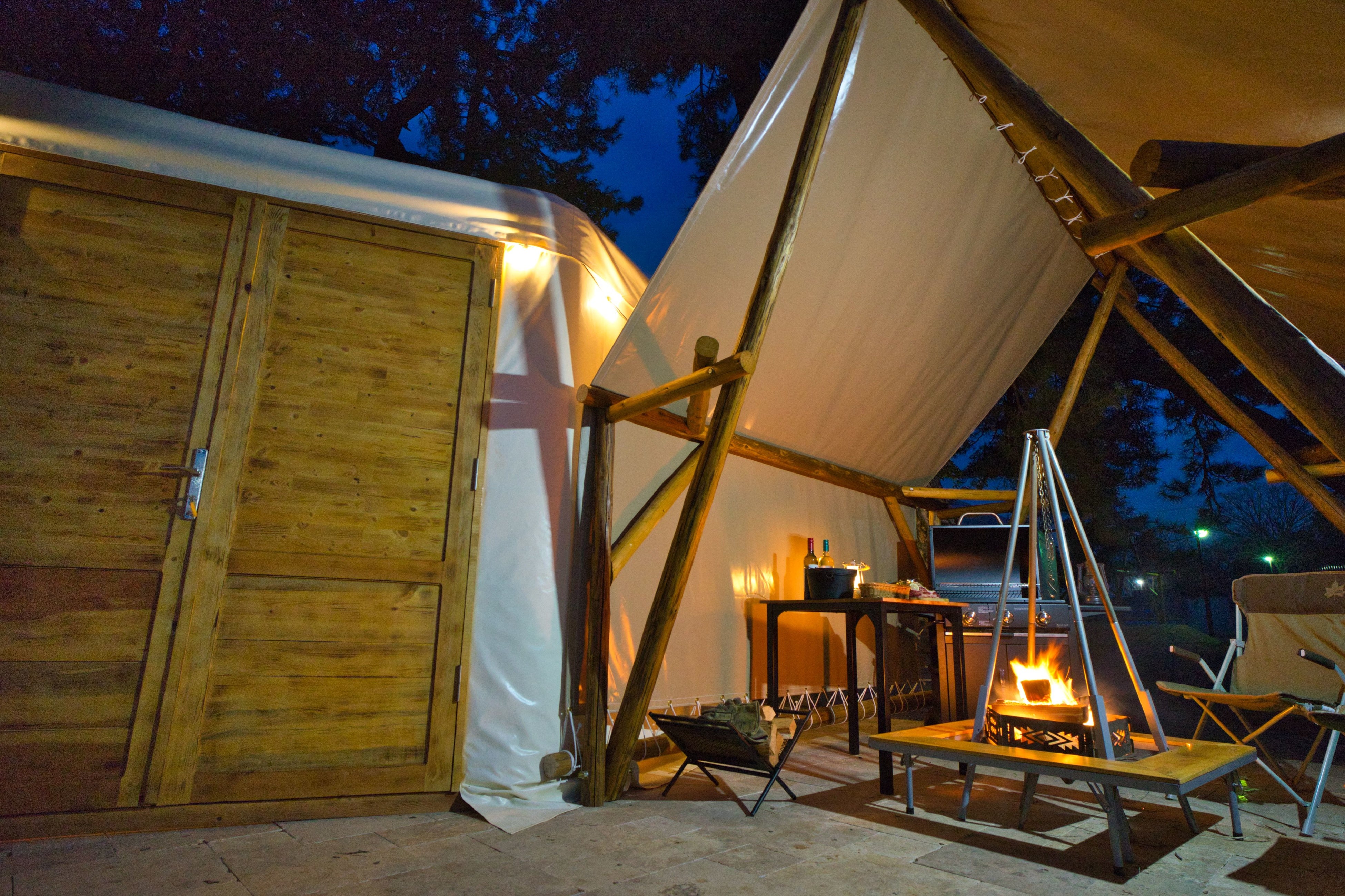 ゲルを出ればプライベート焚き火スペース