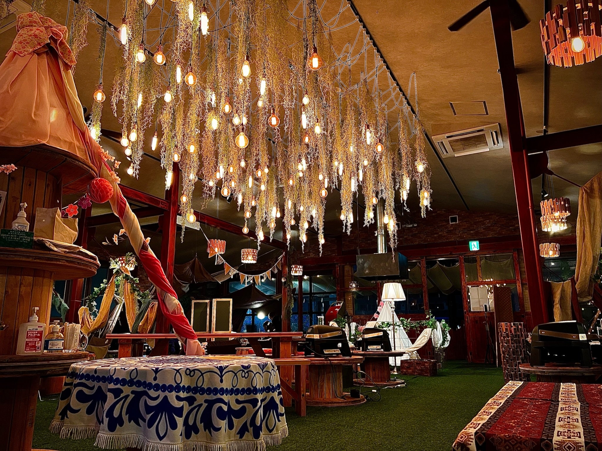 夜には照明が煌びやかに