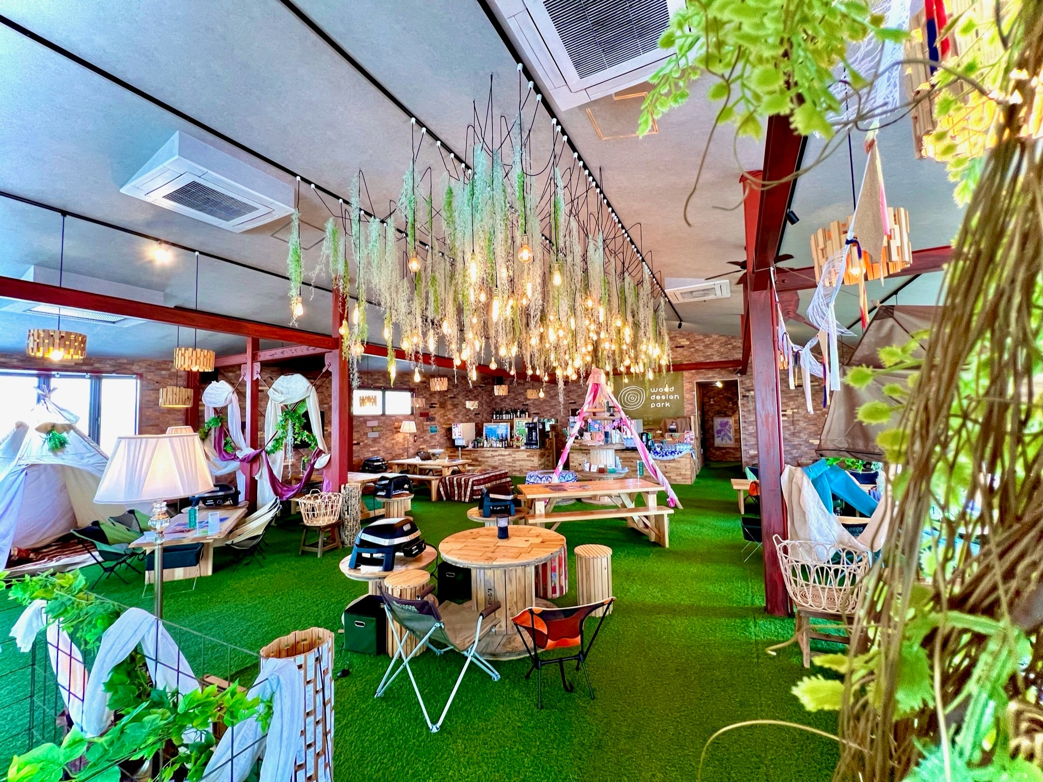 緑がいっぱいの店内でBBQができます。