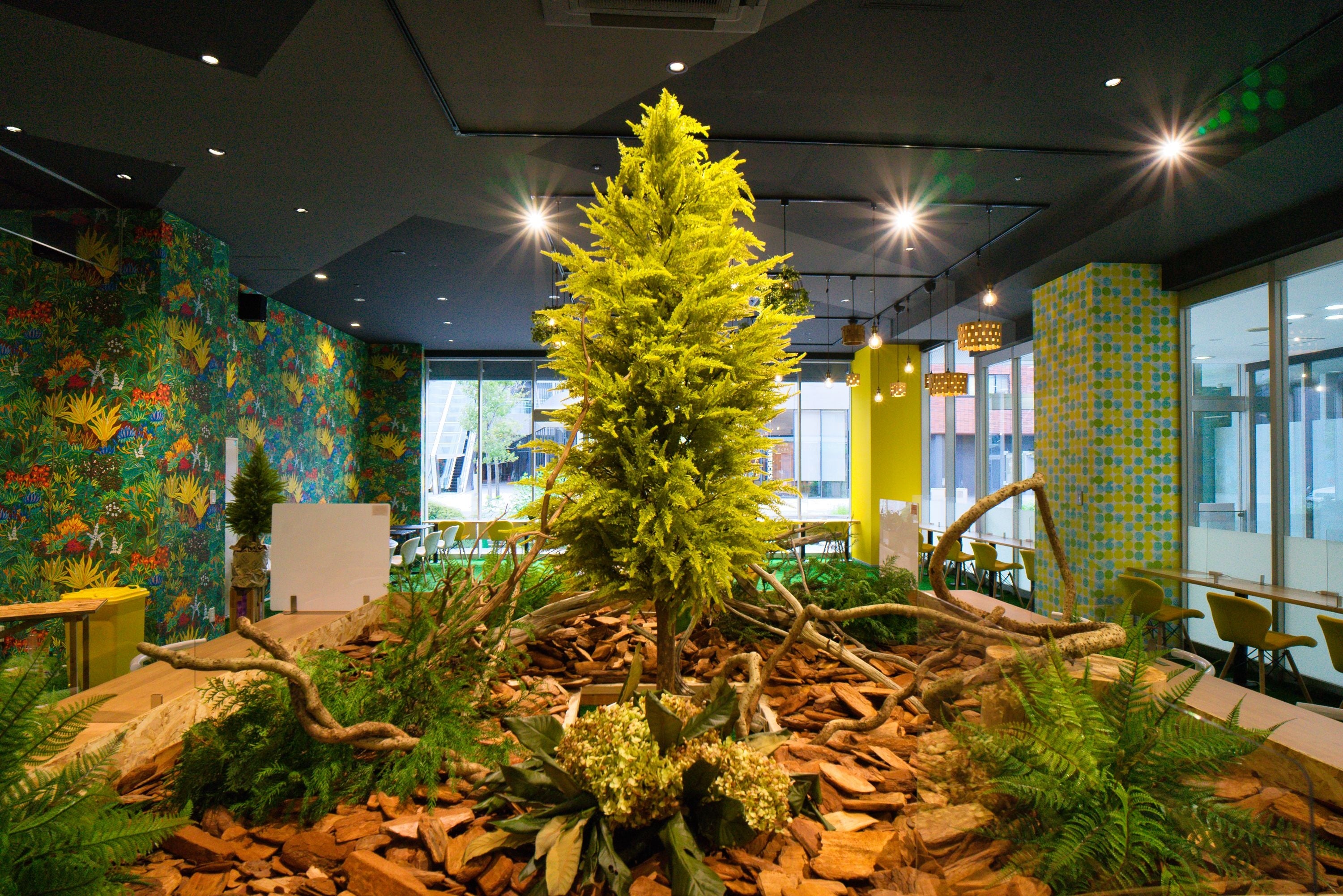 店内中央には、存在感があるシンボルツリー