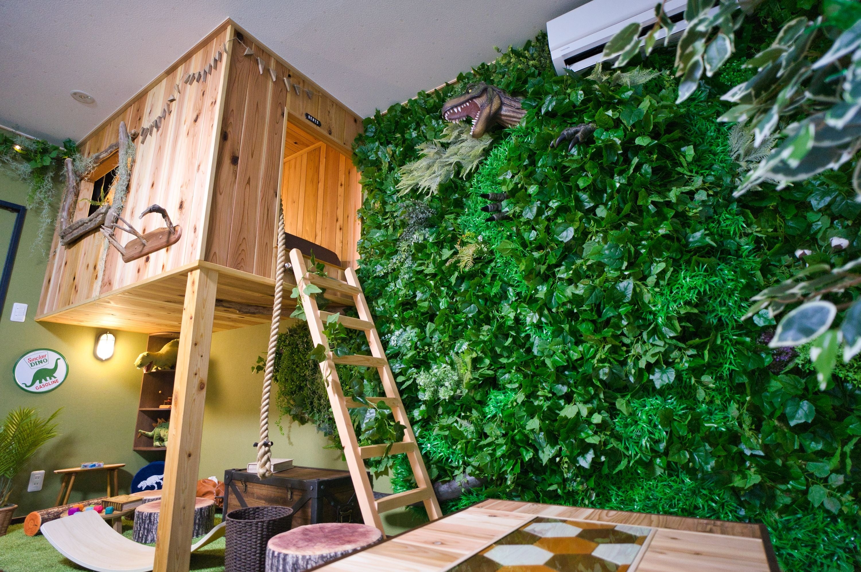 壁にはティラノサウルスがお出迎え！