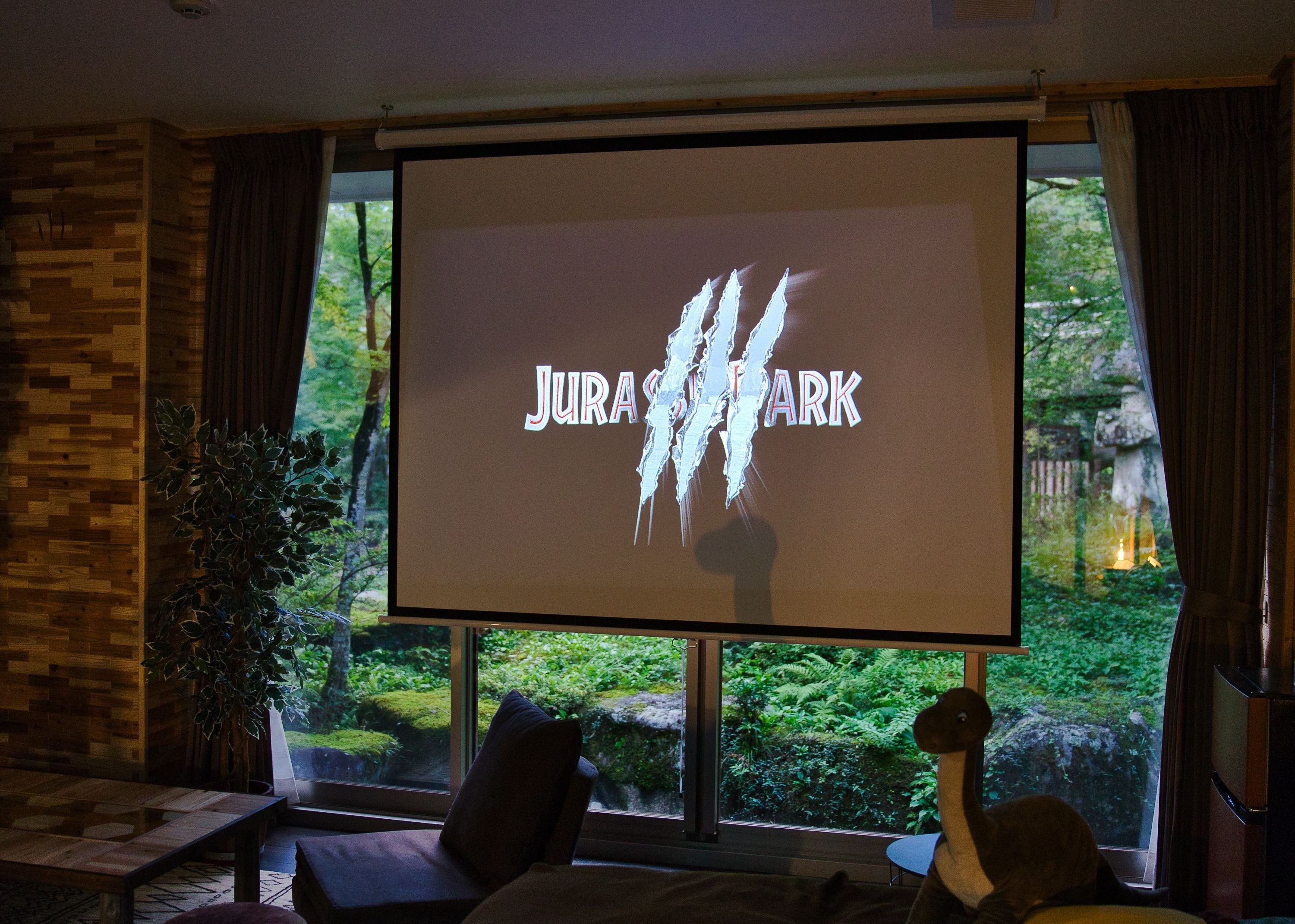 お部屋には大型プロジェクター『popIn Aladdin SE』搭載！