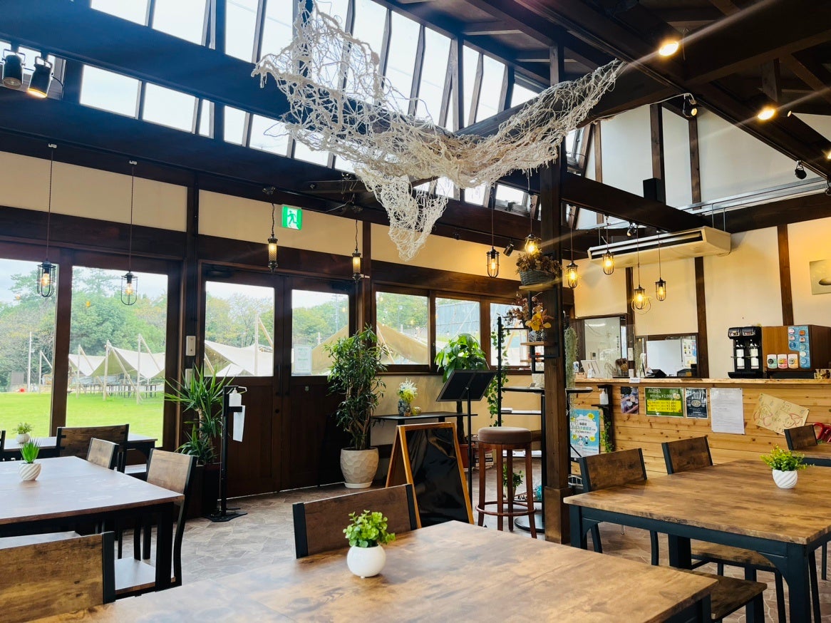 ランチもスイーツも楽しめるカフェ店内