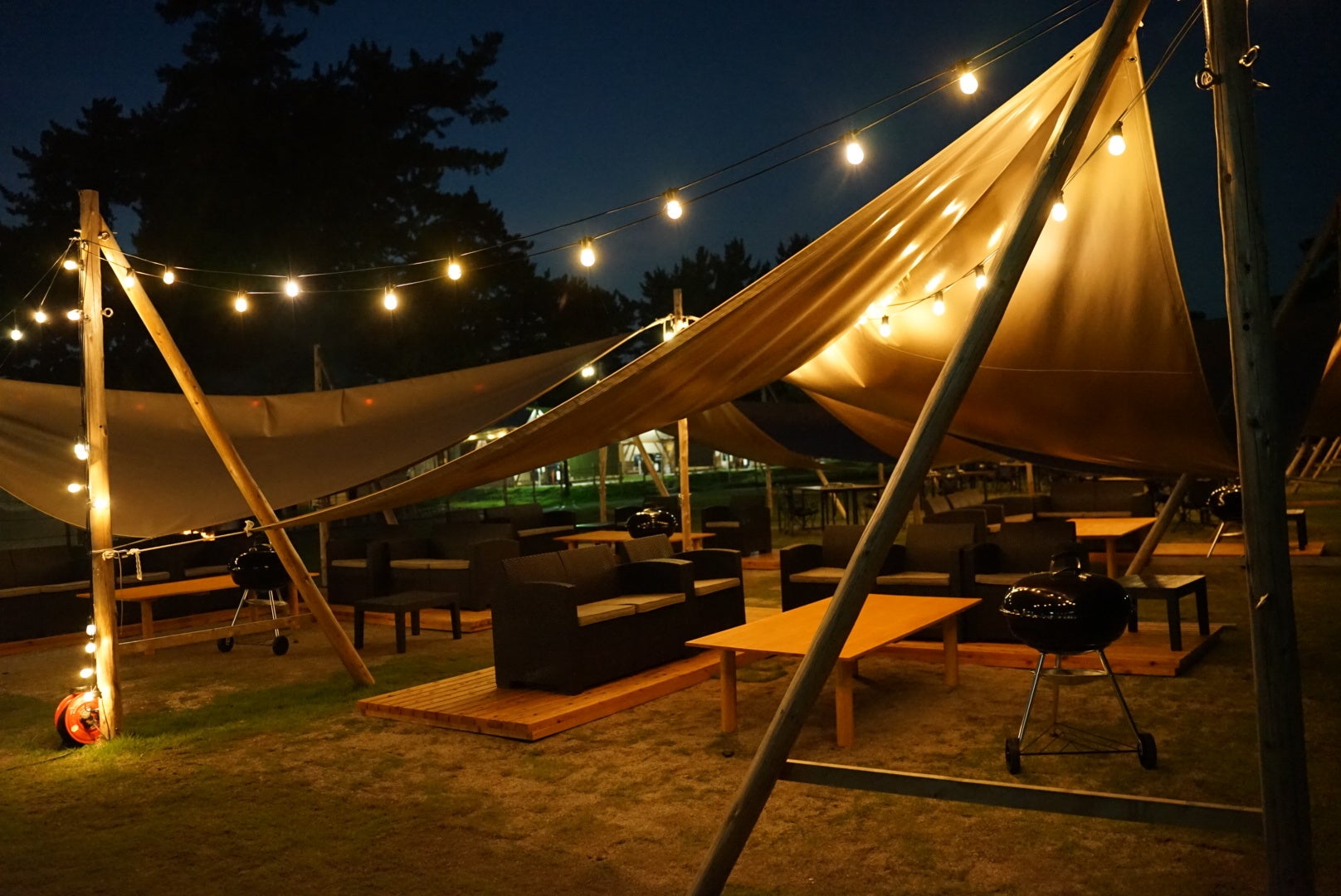 ライトアップされたおしゃれなナイトBBQ