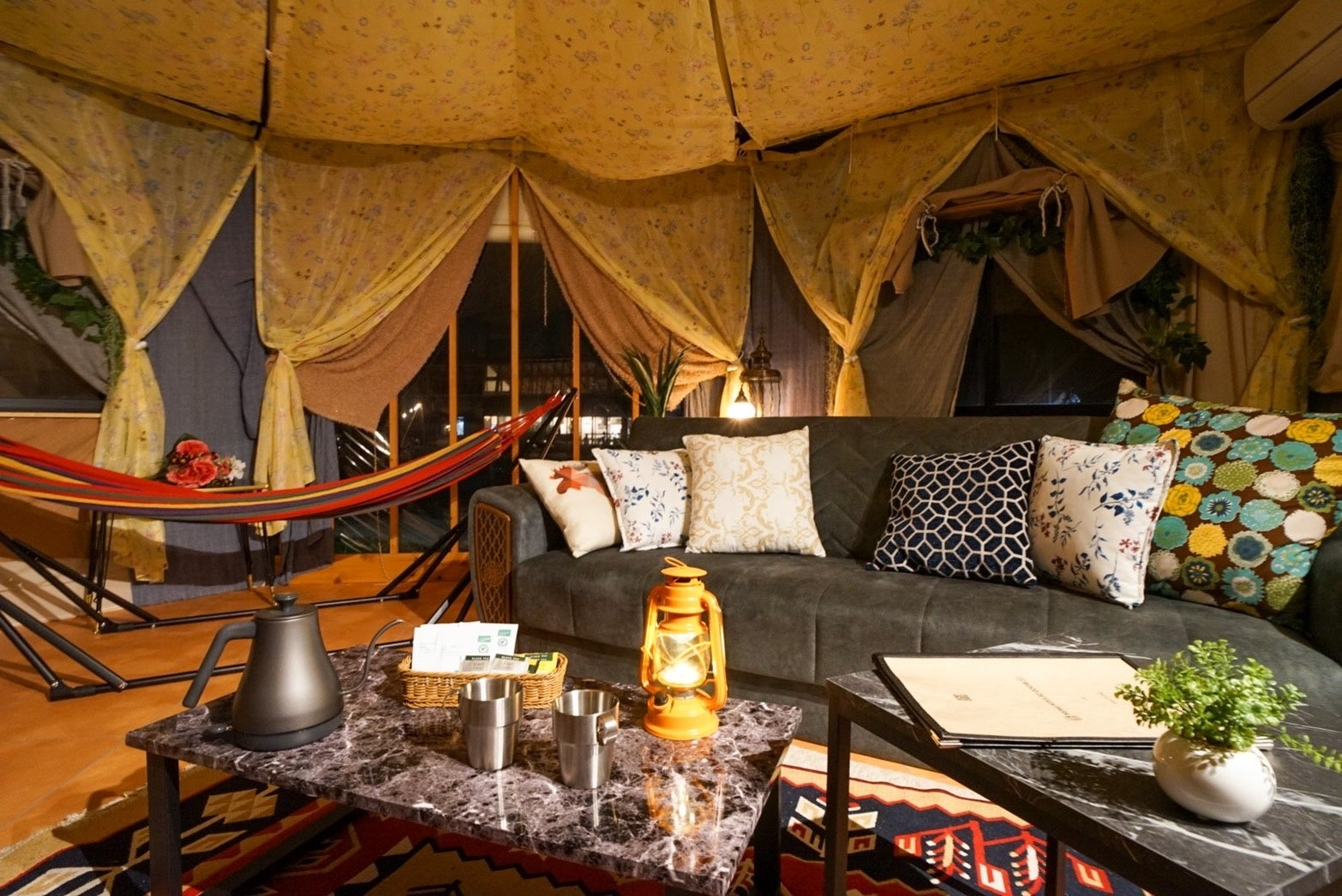 特産品の「尾州織物」をふんだんに使用したグランピングテント