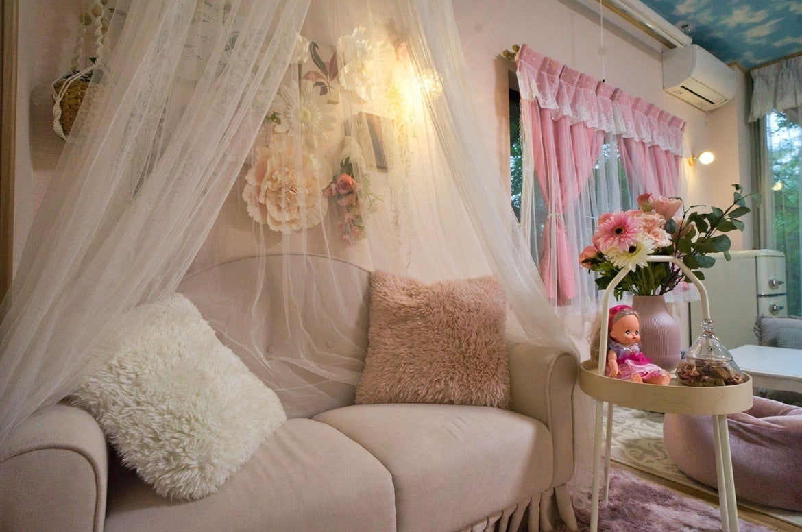 天蓋付きのソファで記念写真を撮ろう。